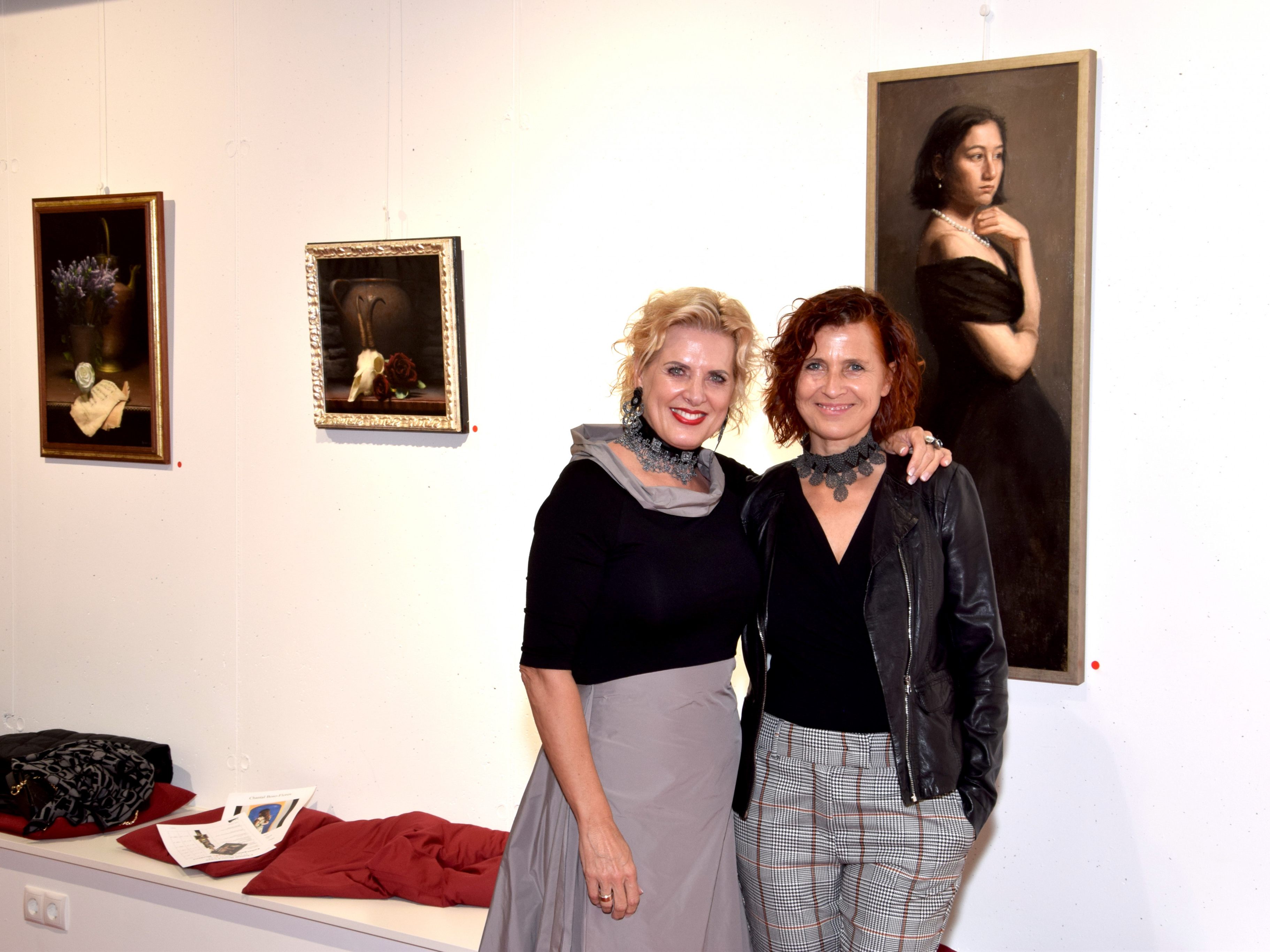 Anita Dressel-Malang und Elke Bitschnau zählten zu den vielen Besuchern der Ausstellung mit Werken von Chantal Boso Flores in der Kellergalerie kukuphi in Bludenz. Anita Dressel-Malang und Elke Bitschnau zählten zu den vielen Besuchern der Ausstellung mit Werken von Chantal Boso Flores in der Kellergalerie kukuphi in Bludenz.
