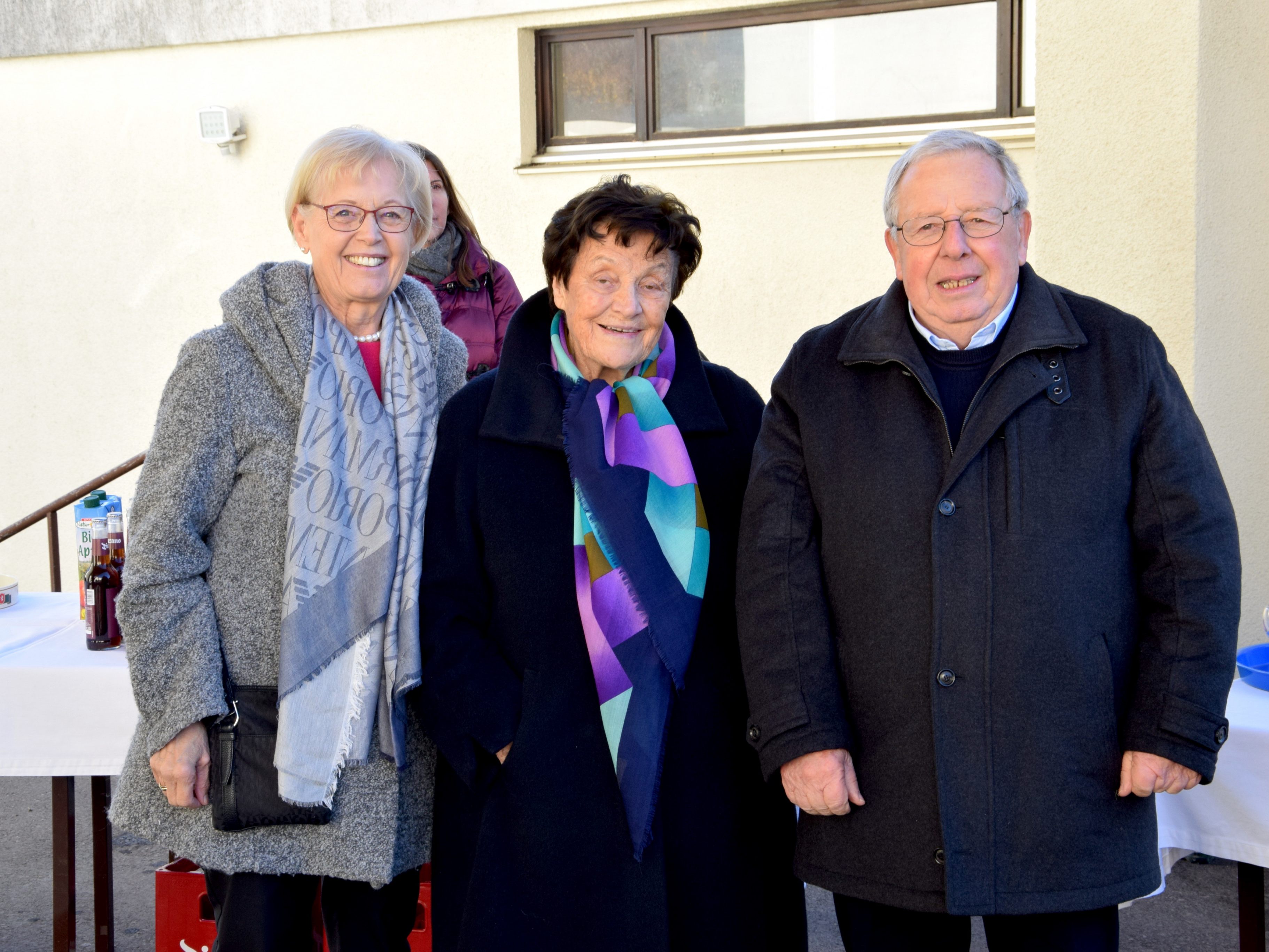 Bei der Agape am Kirchplatz der Friedenskirche in Bürs - Birgit und Manfred Kramer nahmen Mina Mayr in die Mitte. Bei der Agape am Kirchplatz der Friedenskirche in Bürs - Birgit und Manfred Kramer nahmen Mina Mayr in die Mitte.