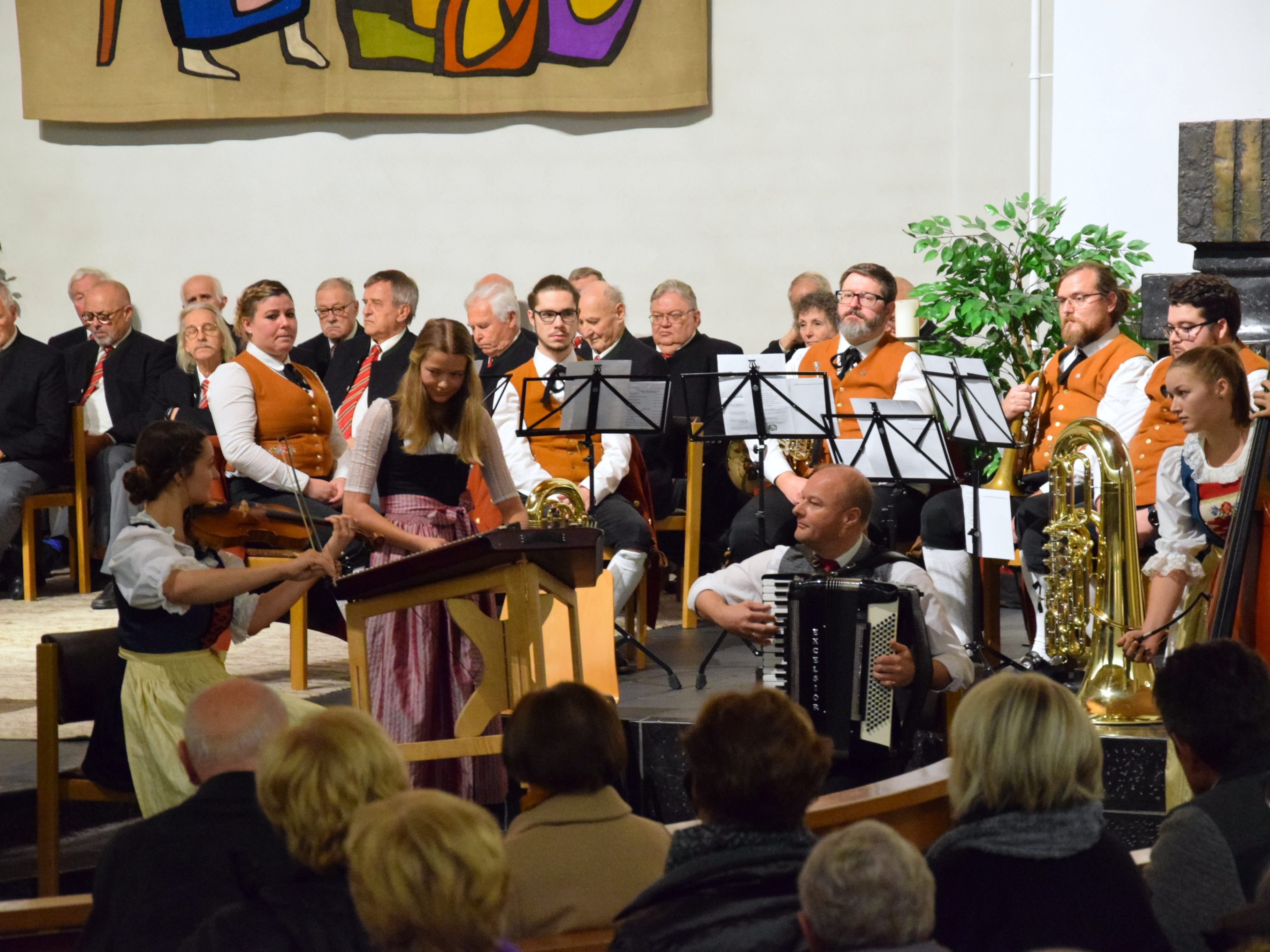 "A b´sundere Zit": Mitwirkende bei der Feierstunde des Landestrachtenverbandes in der Friedenskirche in Bürs. "A b´sundere Zit": Mitwirkende bei der Feierstunde des Landestrachtenverbandes in der Friedenskirche in Bürs.