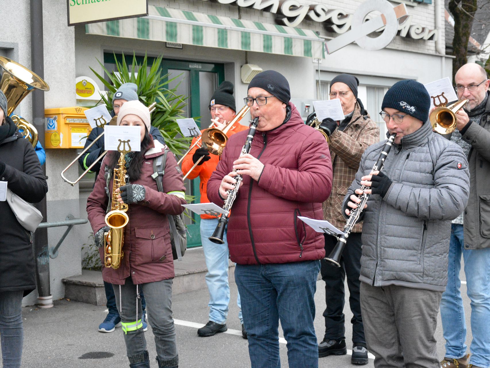 Auch dieses Jahr waren die Adventbläser vom Musikverein Concordia wieder in Lustenau unterwegs. Auch dieses Jahr waren die Adventbläser vom Musikverein Concordia wieder in Lustenau unterwegs.