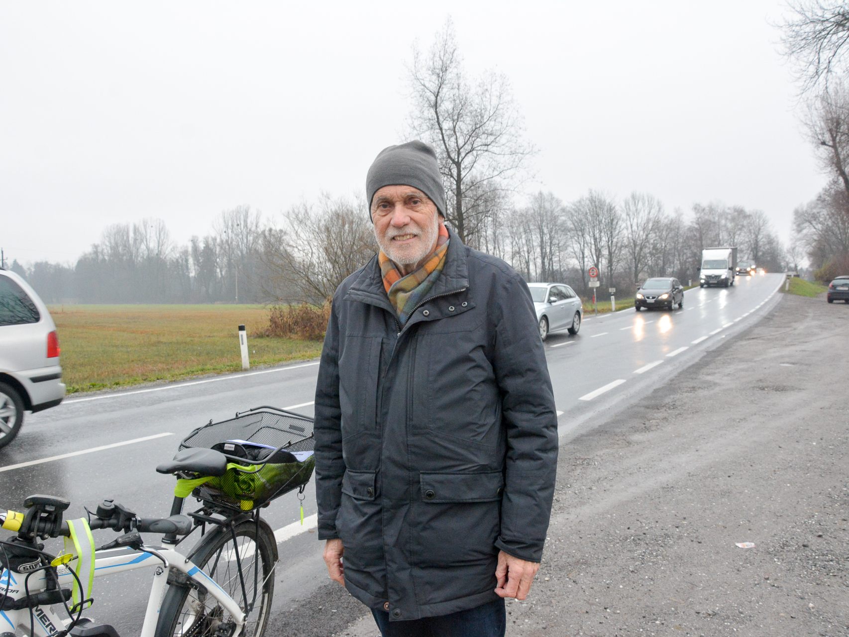 Die Straßen durch das Ried werden immer mehr zu Durchzugsstraßen. Manfred Hagen sieht das Naherholungsgebiet in Gefahr.