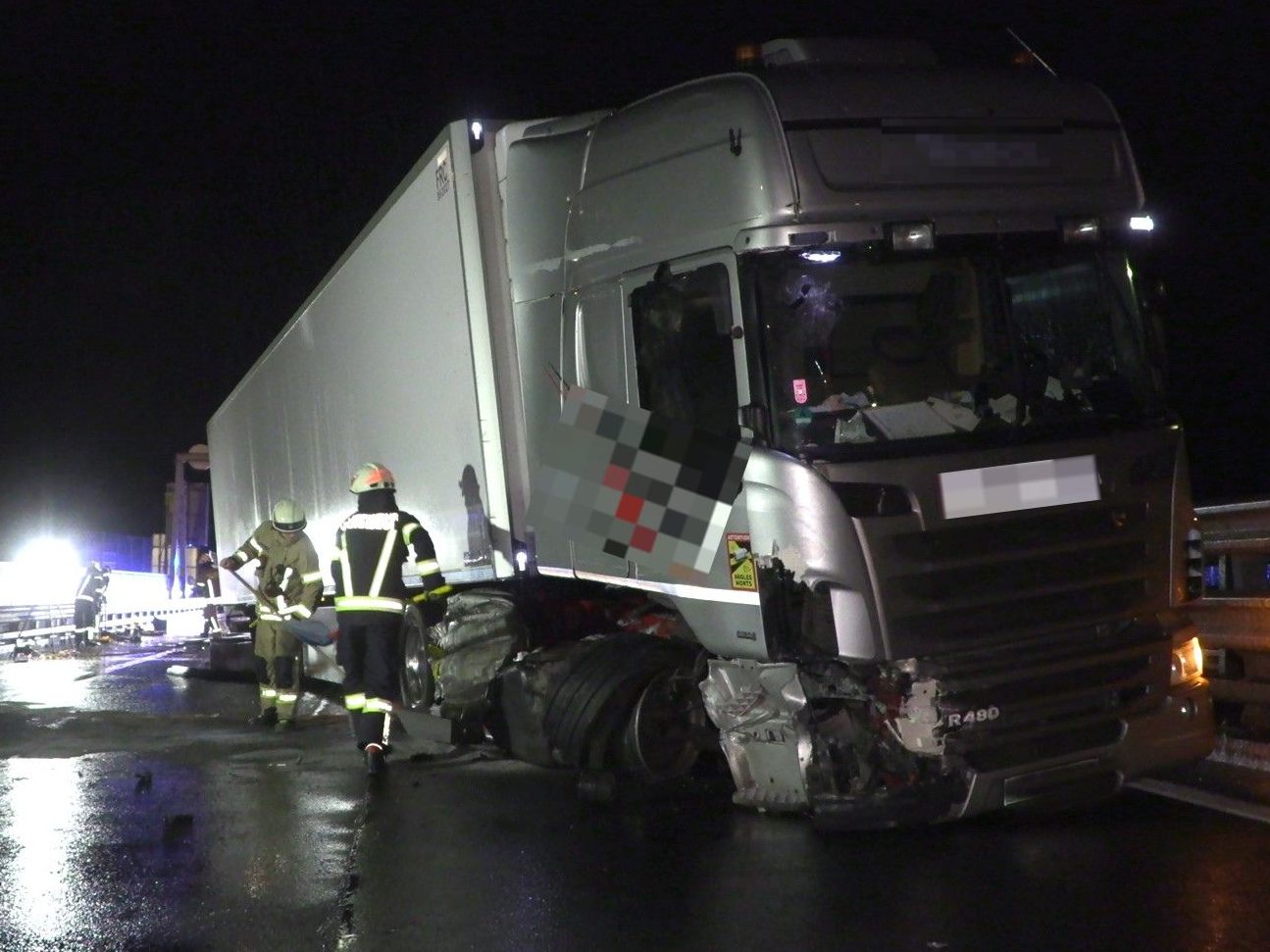 Der Lkw wurde bei dem Unfall schwer demoliert.