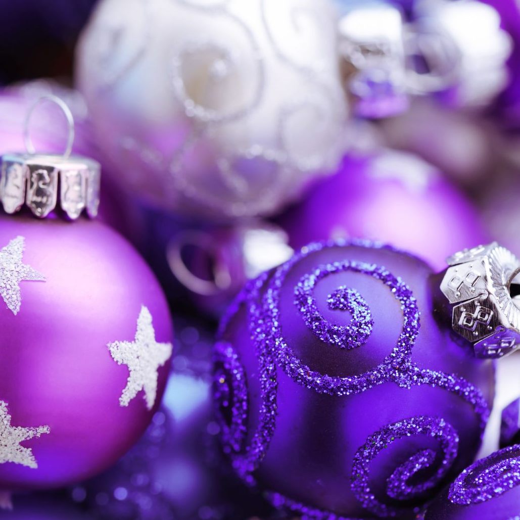 Wie Sie aus alten Christbaumkugeln wahre Unikate zaubern können, erfahren Sie im Video.