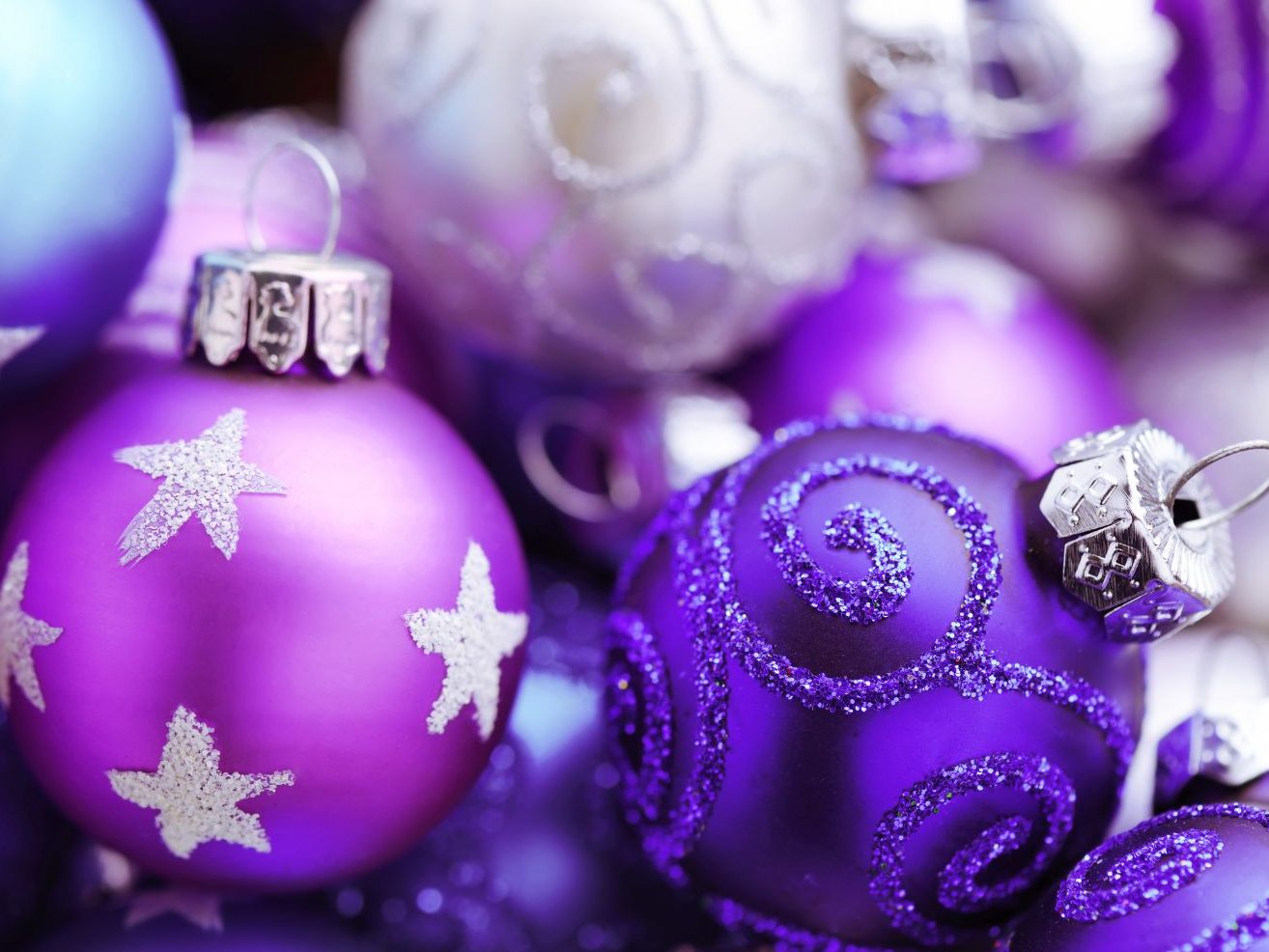 Wie Sie aus alten Christbaumkugeln wahre Unikate zaubern können, erfahren Sie im Video. Wie Sie aus alten Christbaumkugeln wahre Unikate zaubern können, erfahren Sie im Video.