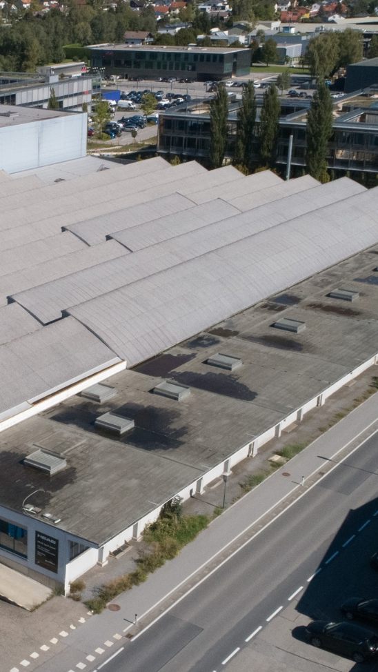 Zu dem 21.000 m2 großen Grundstück gehören eine 9.200 m2 große Lagerhalle und ein 2.800 m2 großes Hochregallager.