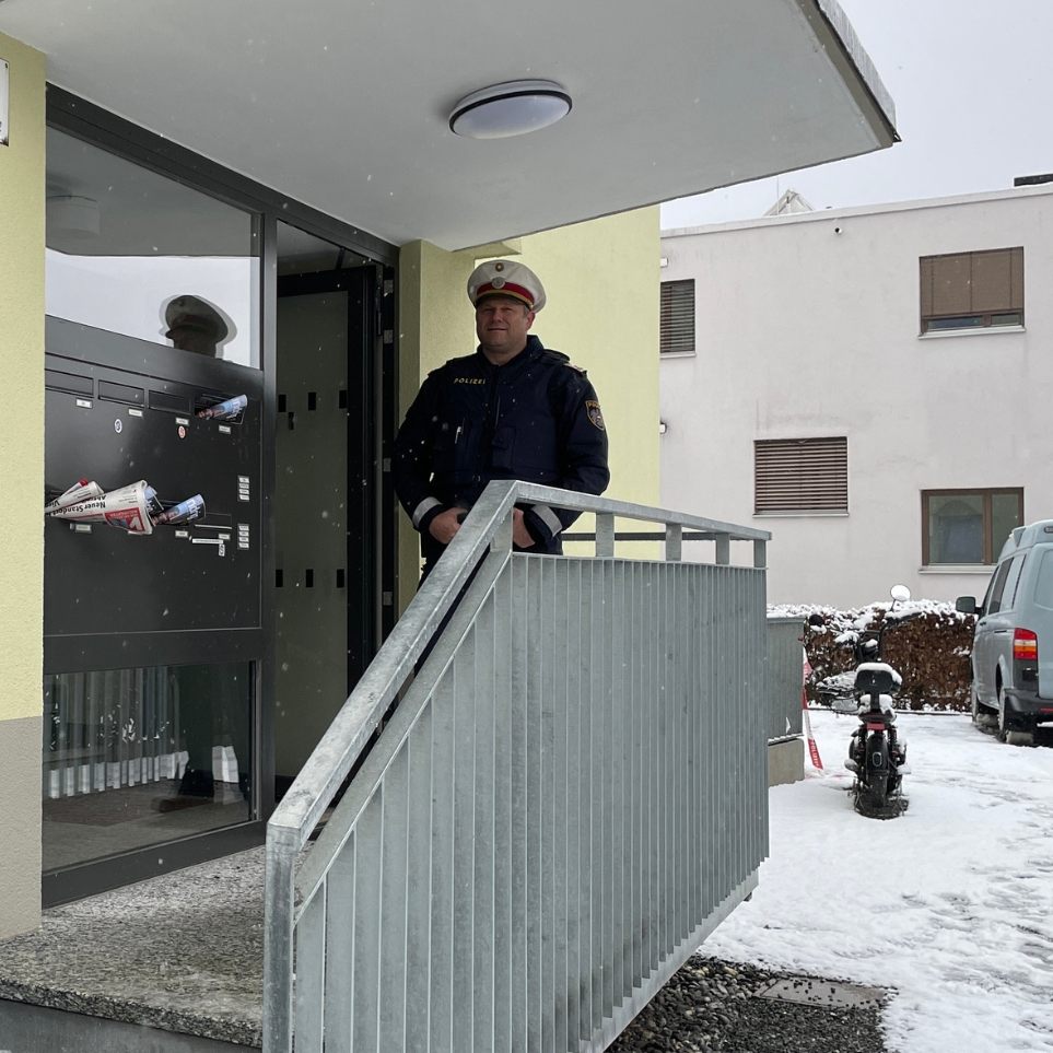 Einen Tag nach dem Sprengstoff- und Waffenfund in Dornbirn laufen die Ermittlungen nach wie vor auf Hochtouren.