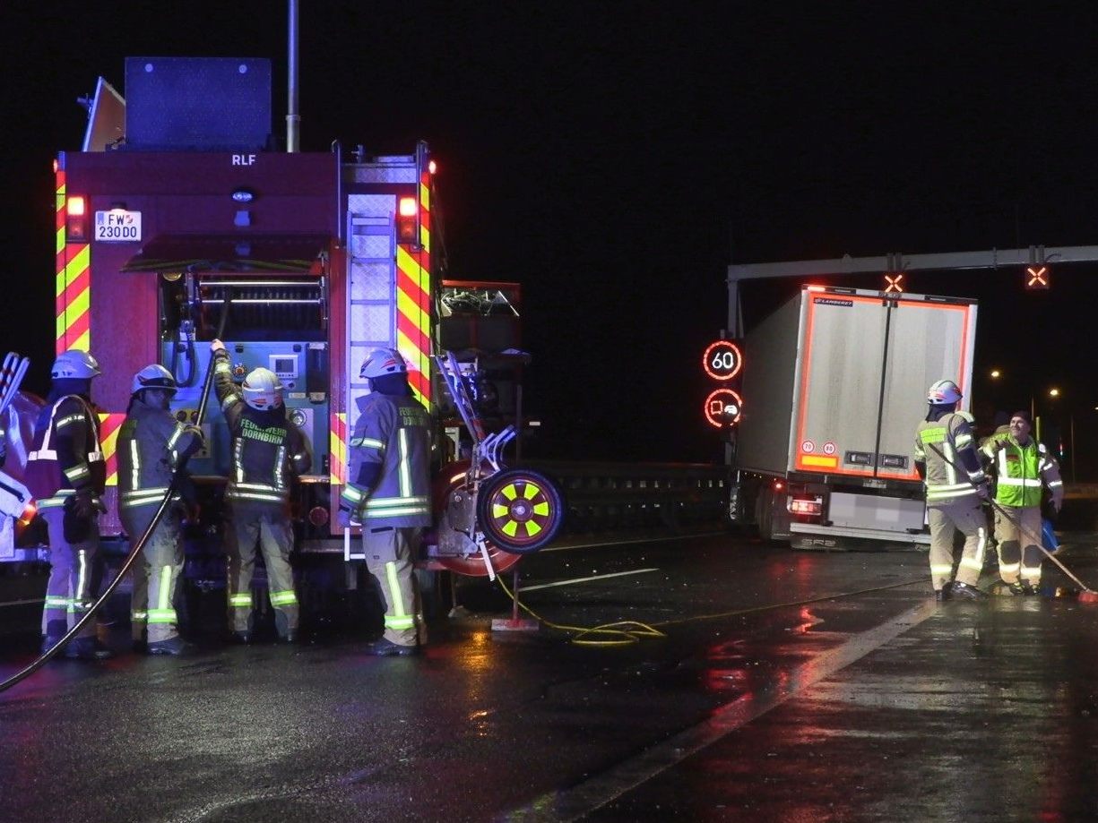 Schwere Schäden an einer Leitplanke und dem Fahrzeug waren die Folge eines Lkw-Unfalls auf der A14.