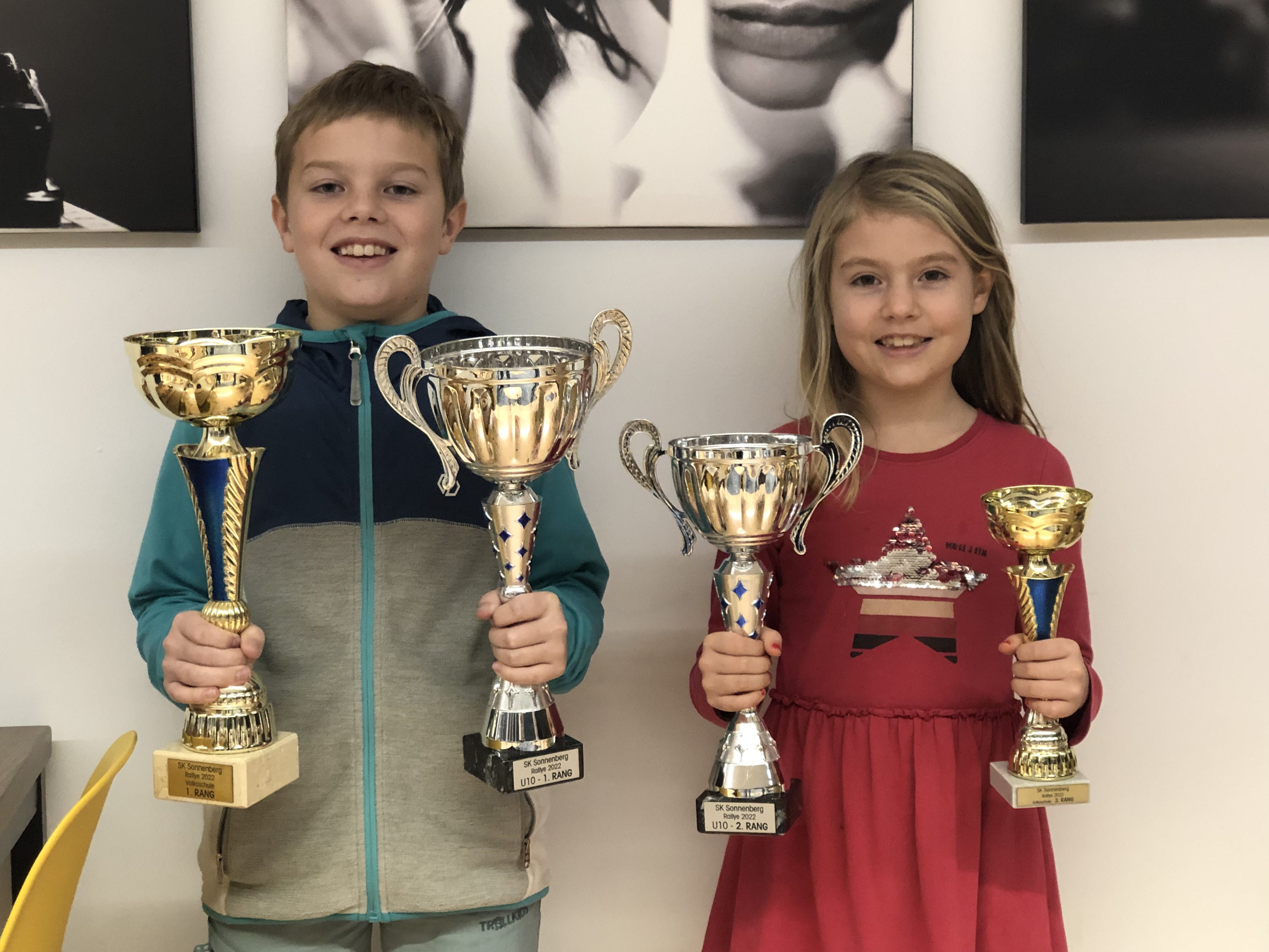 Schachklub Hohenems, vlnr: Jakob Lins und Luisa Lins mit ihren Trophäen