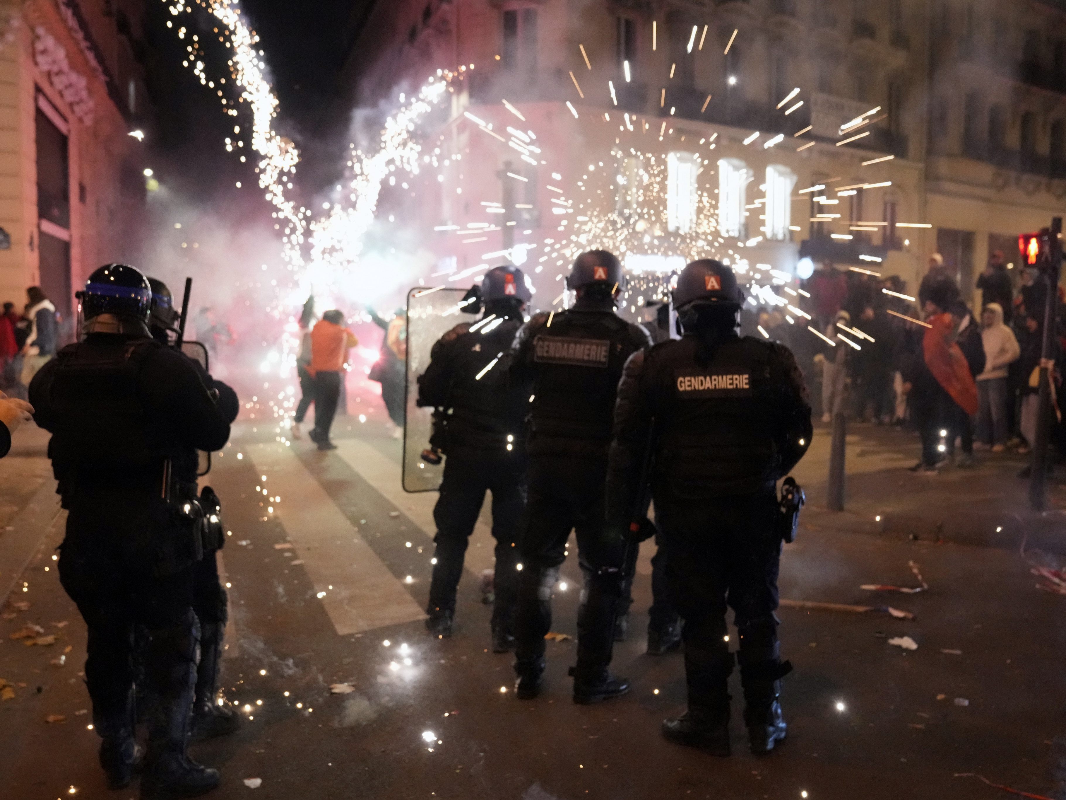 Fußball-Fans sorgten in Paris und Brüssel für Krawalle. Fußball-Fans sorgten in Paris und Brüssel für Krawalle.