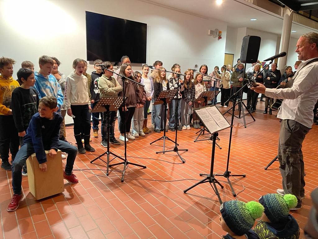 Die SchülerInnen der 1. Klassen ernteten für ihren Auftritt tosenden Beifall.