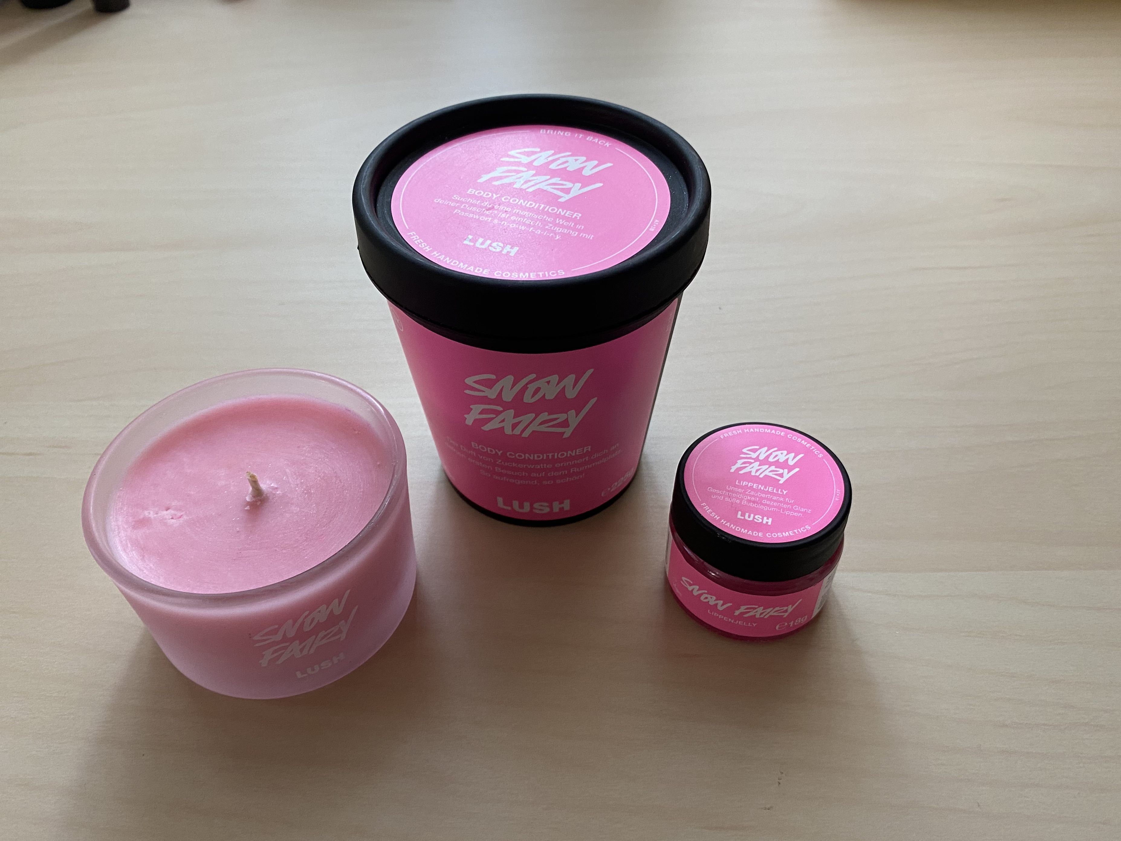 Diese drei Produkte aus der LUSH Snow Fairy-Reihe durfte VIENNA.at testen. Diese drei Produkte aus der LUSH Snow Fairy-Reihe durfte VIENNA.at testen.