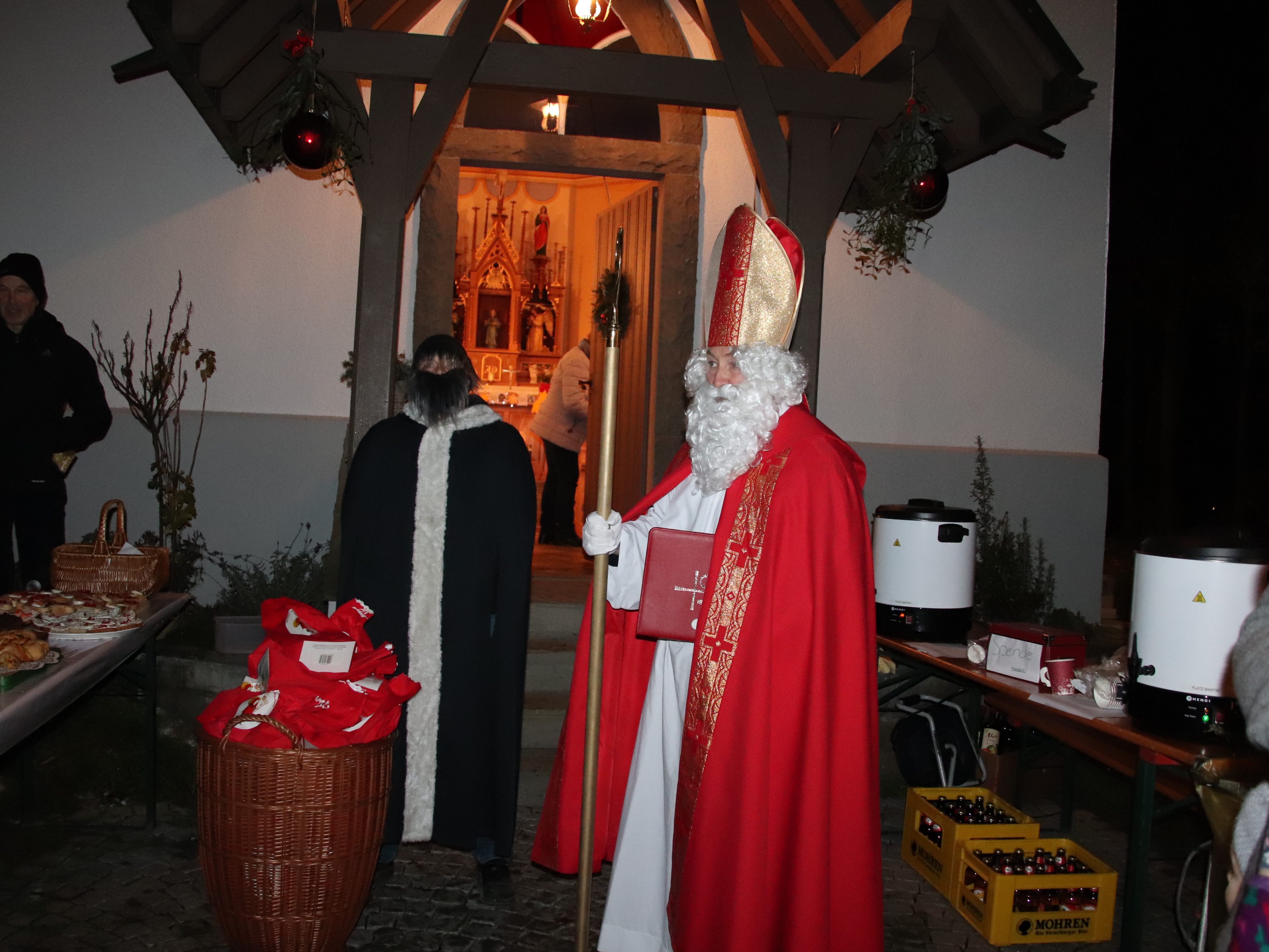 1-3) Der Nikolaus brachte jedem Kind ein Säckchen. 1-3) Der Nikolaus brachte jedem Kind ein Säckchen.