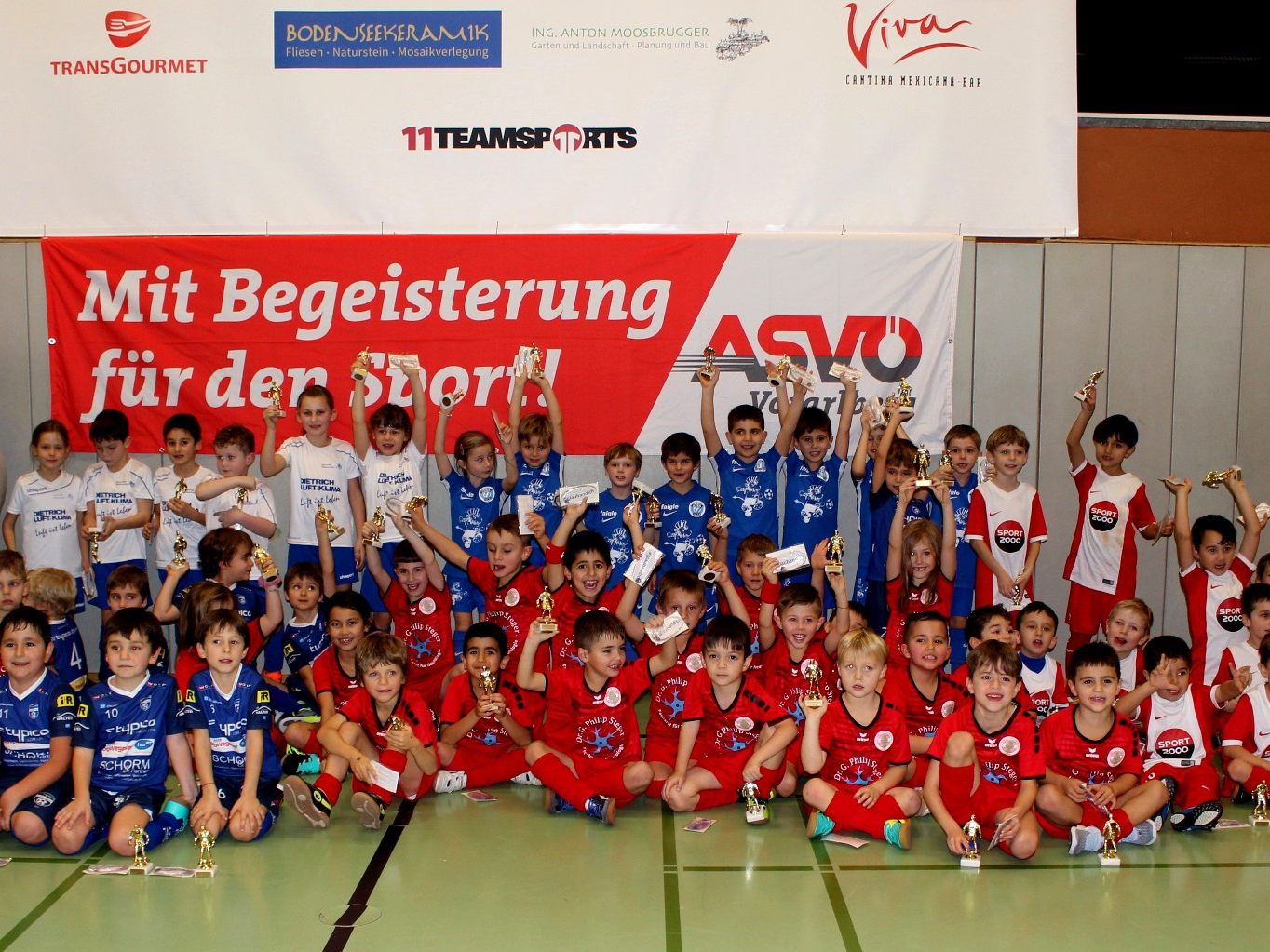 Für die Fußballjugend – im Bild die U7-Teams bei der Siegerehrung 2019 – ist das „SPARK 7 Nachwuchs Hallenturnier“ in Lochau das besondere Highlight in der Winterpause. Über 60 Mannschaften sind bei diesem einmaligen Fußballevent aktiv mit dabei. Für die Fußballjugend – im Bild die U7-Teams bei der Siegerehrung 2019 – ist das „SPARK 7 Nachwuchs Hallenturnier“ in Lochau das besondere Highlight in der Winterpause. Über 60 Mannschaften sind bei diesem einmaligen Fußballevent aktiv mit dabei.