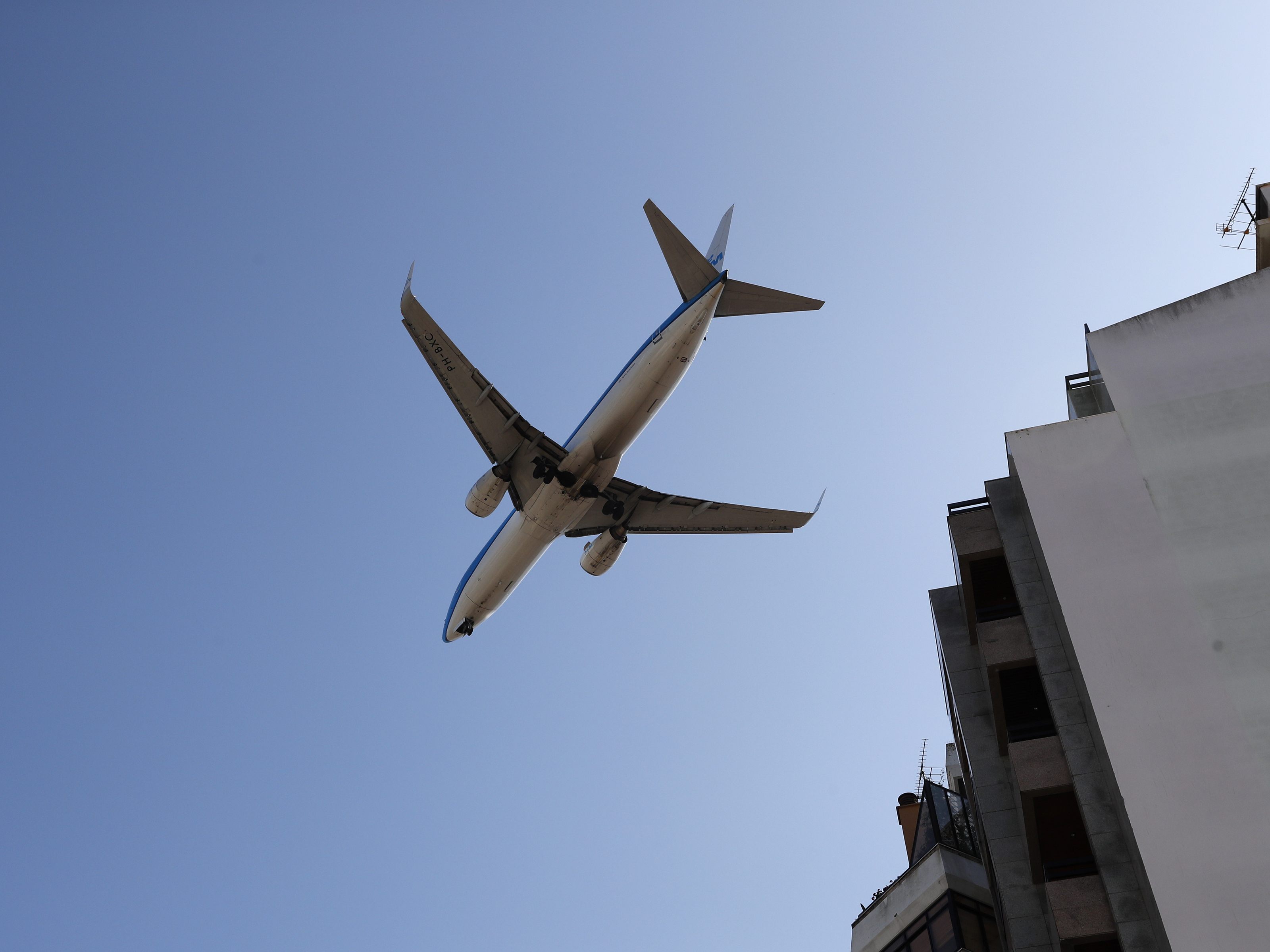 Eine Frau brachte auf dem Flug von Ecuador nach Amsterdam ein Baby zur Welt. Eine Frau brachte auf dem Flug von Ecuador nach Amsterdam ein Baby zur Welt.