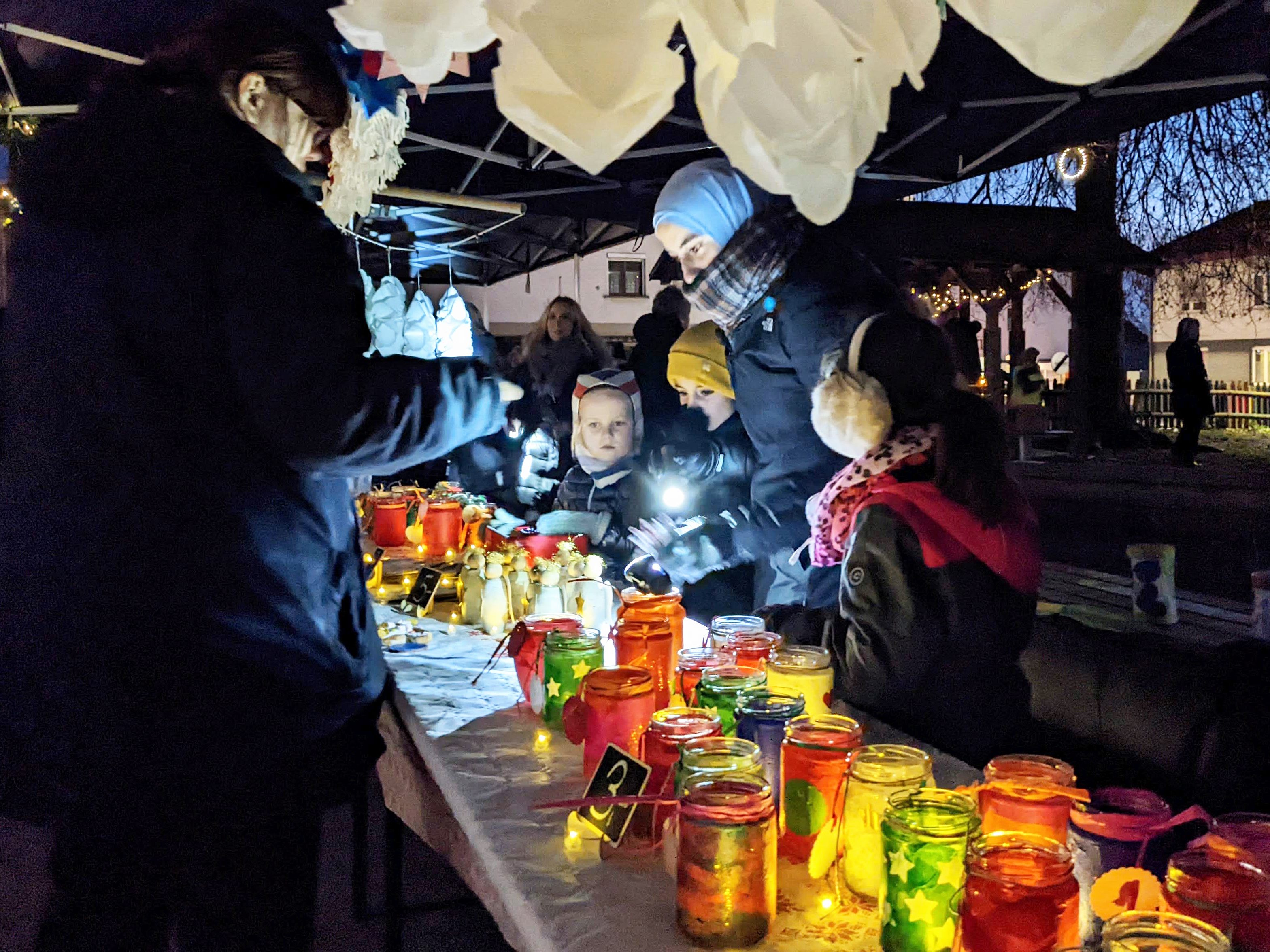 Im Schulhof der VS Haselstauden wurde ein Lichterfest mit Liederdarbietungen, Adventmarkt, Kinderprogramm und Verköstigung gefeiert. Im Schulhof der VS Haselstauden wurde ein Lichterfest mit Liederdarbietungen, Adventmarkt, Kinderprogramm und Verköstigung gefeiert.