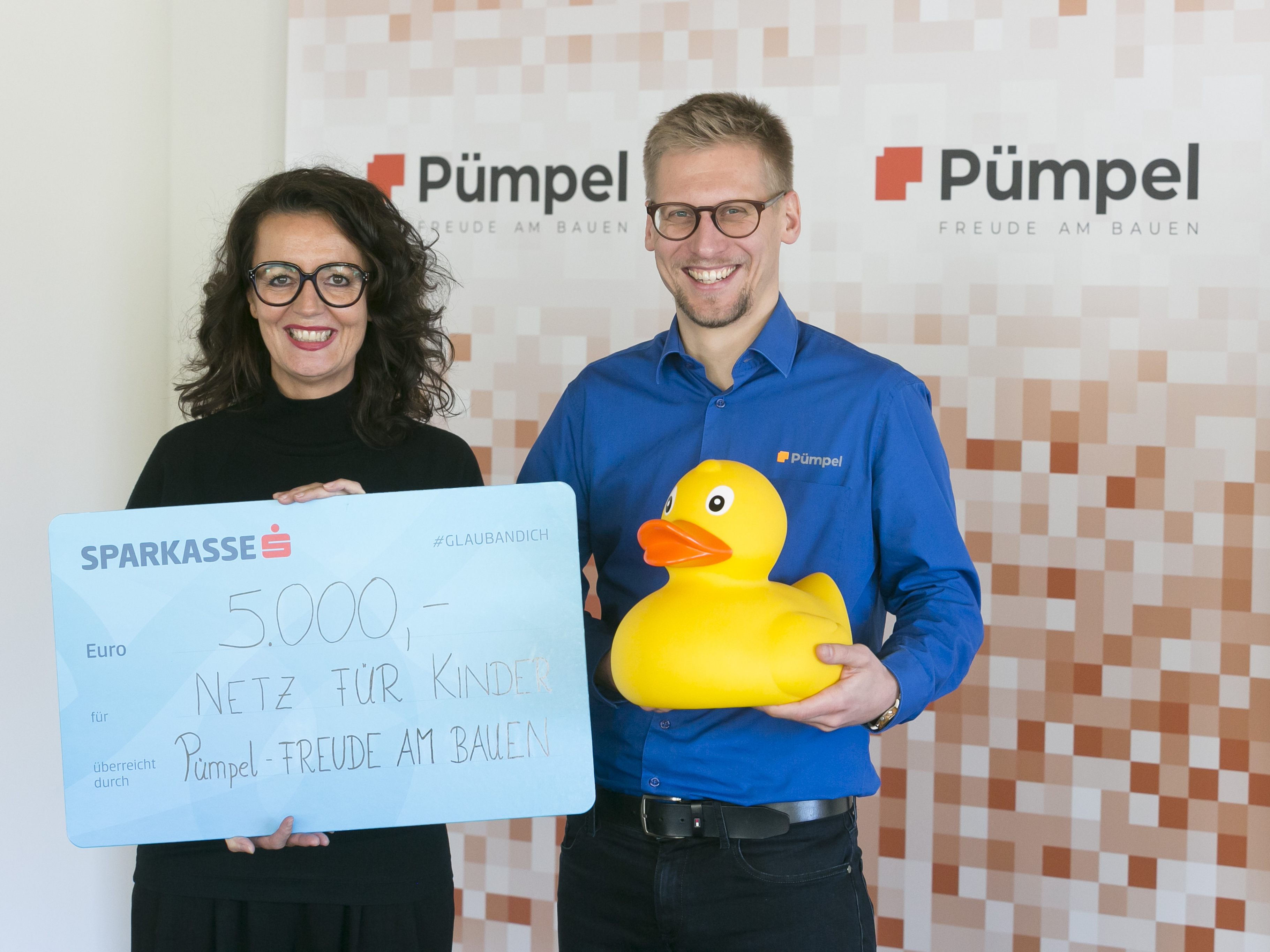 vlnr: Conny Amann (NfK), GF Helmut Flach