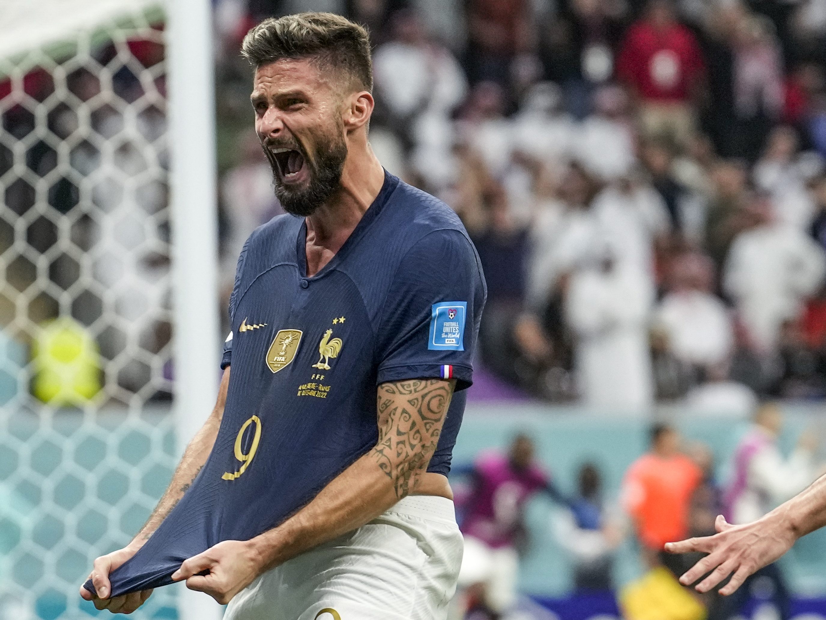 Frankreichs Altstar Olivier Giroud zeigt bei der Fußball-WM groß auf.