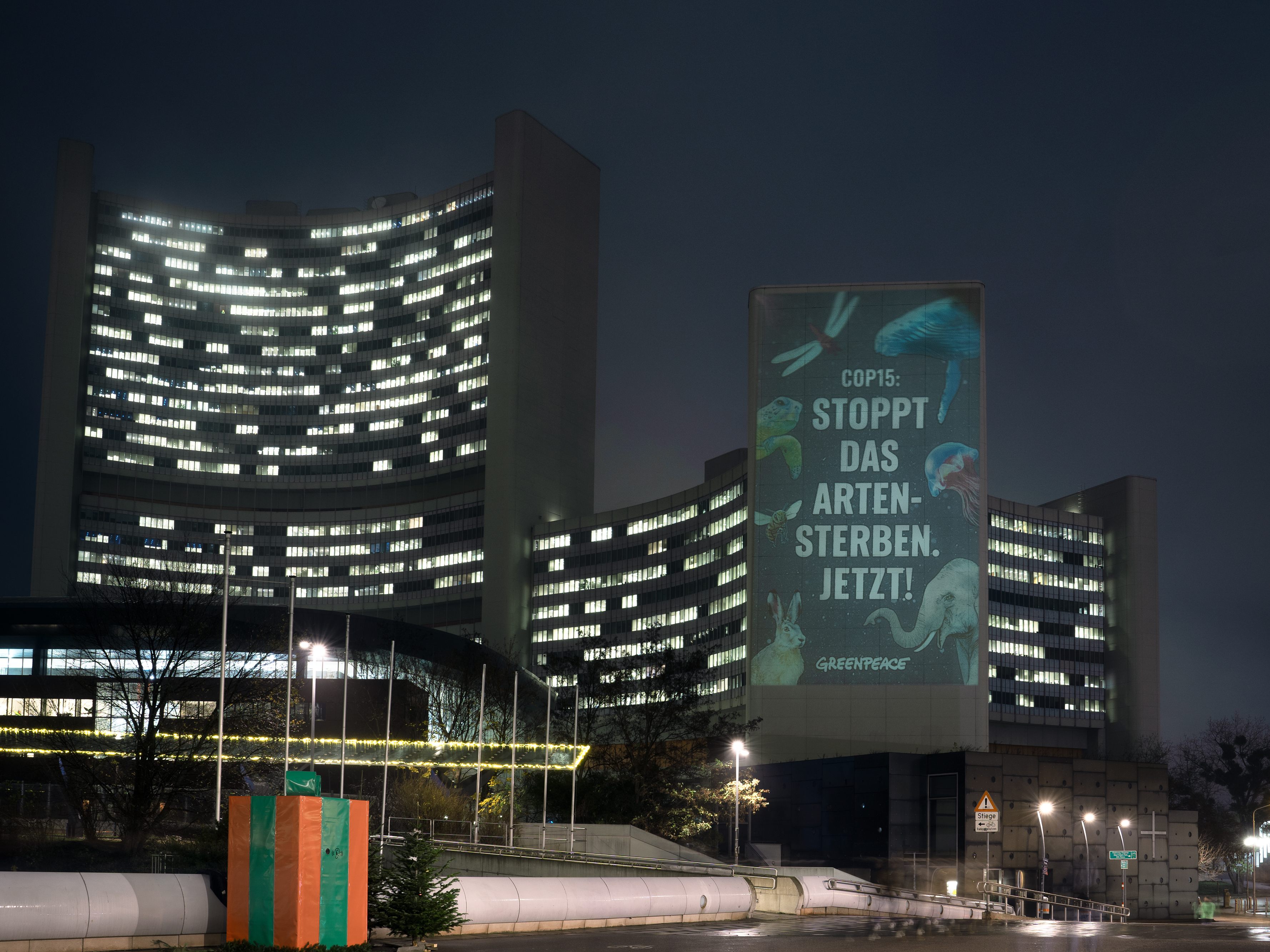 Greenpeace projizierte eine Botschaft gegen Artensterben auf die UNO-City. Greenpeace projizierte eine Botschaft gegen Artensterben auf die UNO-City.