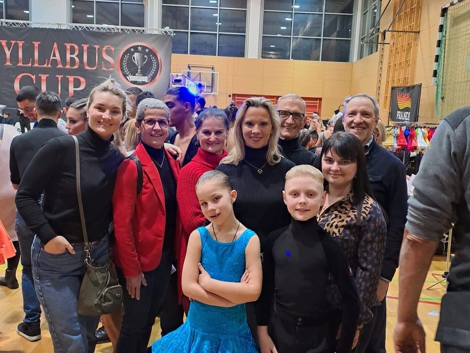 Olesia und Arsen mit ihrem Fanclub.