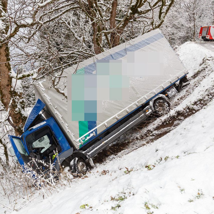 In Silbertal ist am Montagnachmittag ein Lkw abgestürzt.
