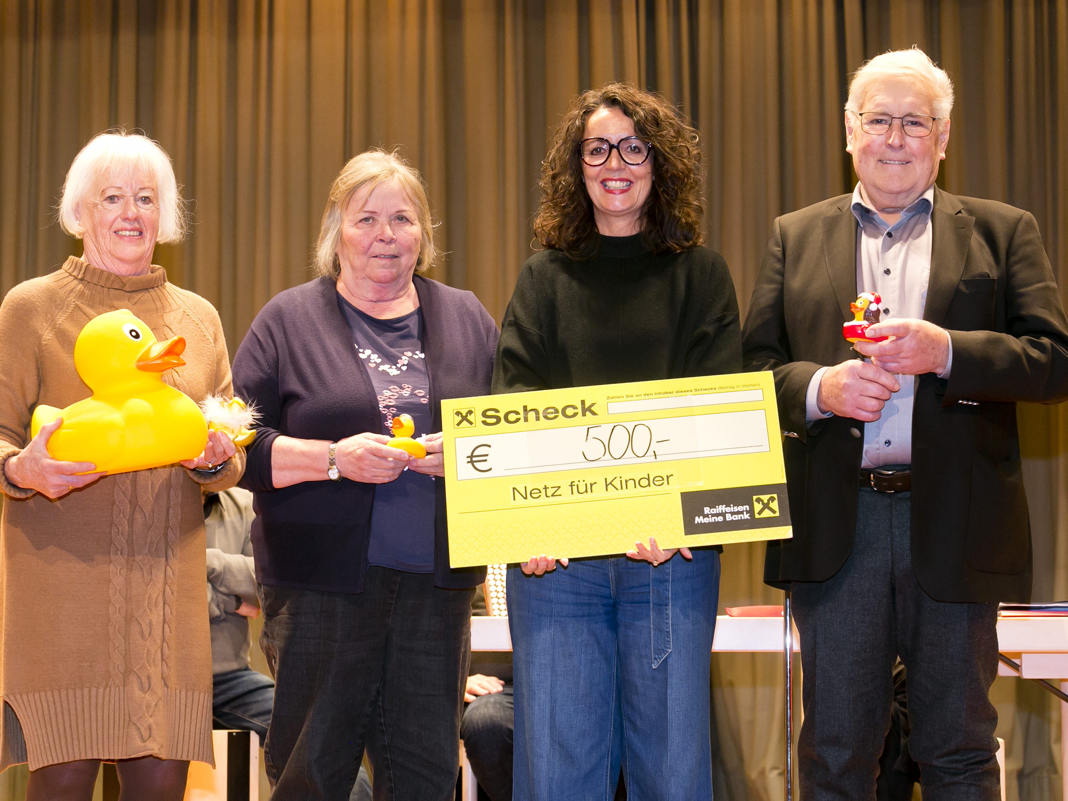 das Team des Seniorenbundes Sulz übergebt Scheck an das "Netz für Kinder"