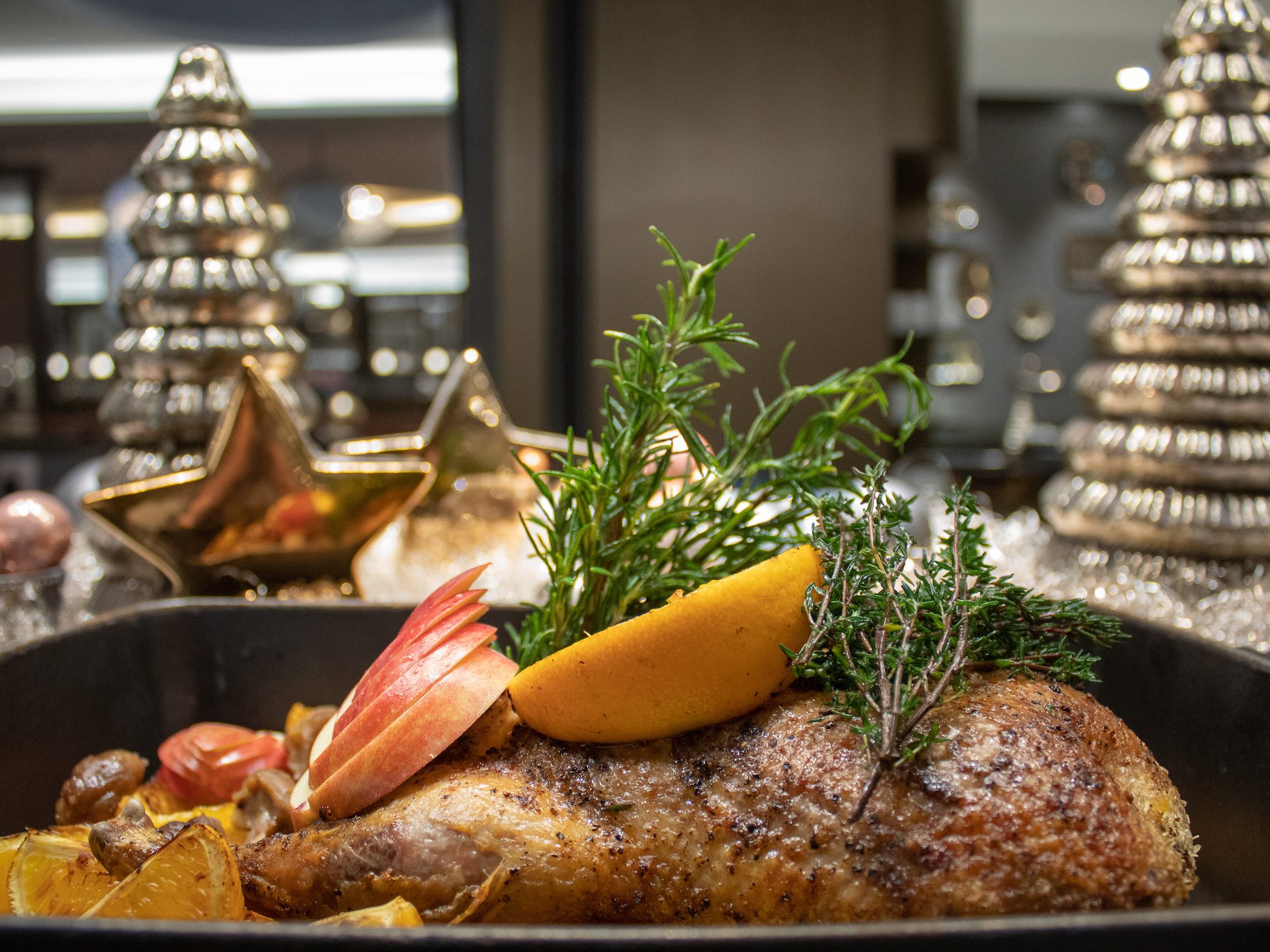 Beim Sparkling Xmas-Wunderbrunch im Renaissance Wien Hotel kann man ein festliches Weihnachtsessen genießen.
