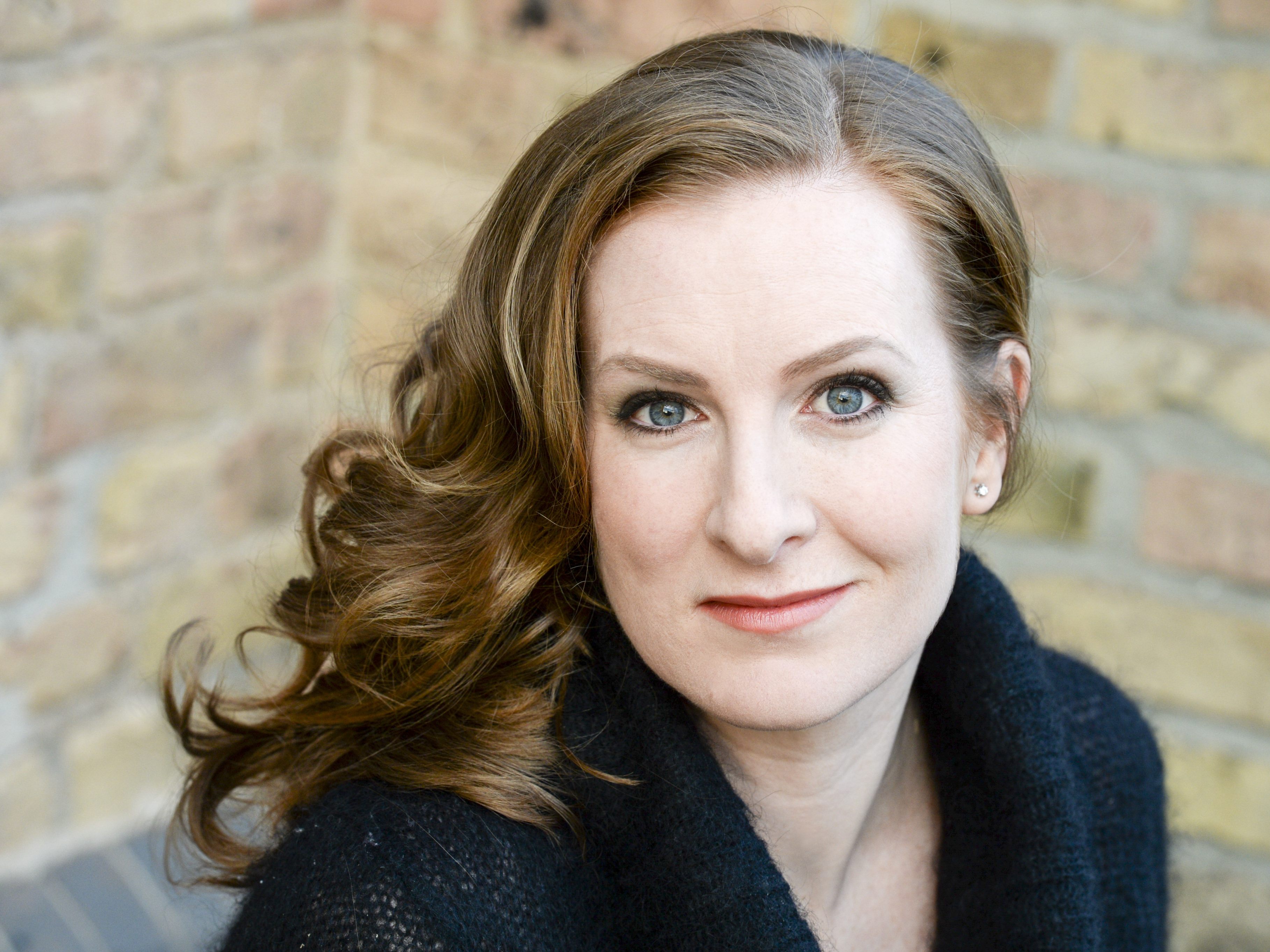 Mezzosopranistin Paula Murrihy steht bei der konzertanten Aufführung von Béla Bartóks Oper „Herzog Blaubarts Burg“ auf der Bühne. Das vierte Abokonzert des Symphonieorchester Vorarlberg findet im Jänner 2023 statt.