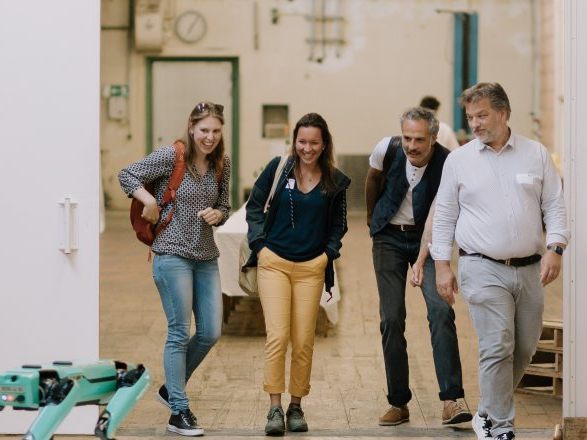 Roboterhund-Spot begeisterte eine Delegation aus Tirol. Roboterhund-Spot begeisterte eine Delegation aus Tirol.