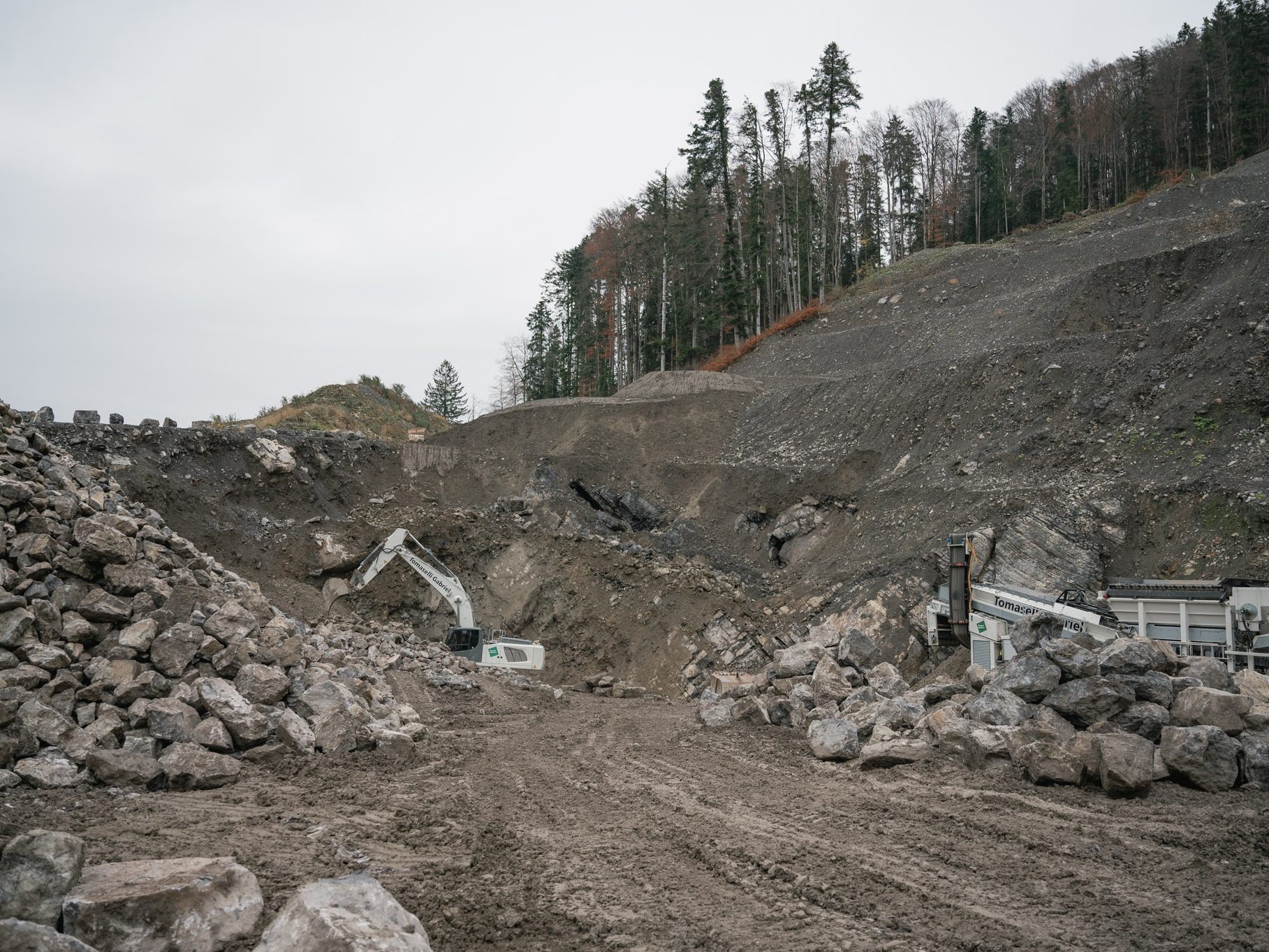 Die Steinstone Mineralrohstoff GmbH baut seit 2007 im Gemeindegebiet von Nenzing in der „Lobtuala“ einen posteiszeitlichen Bergsturz ab. Die Steinstone Mineralrohstoff GmbH baut seit 2007 im Gemeindegebiet von Nenzing in der „Lobtuala“ einen posteiszeitlichen Bergsturz ab.