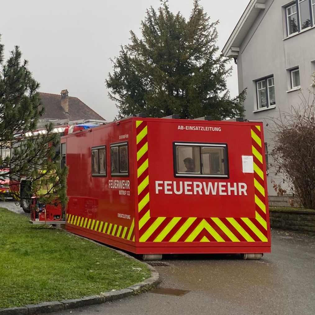 Polizei, Rettung und Feuerwehr sind vor Ort.