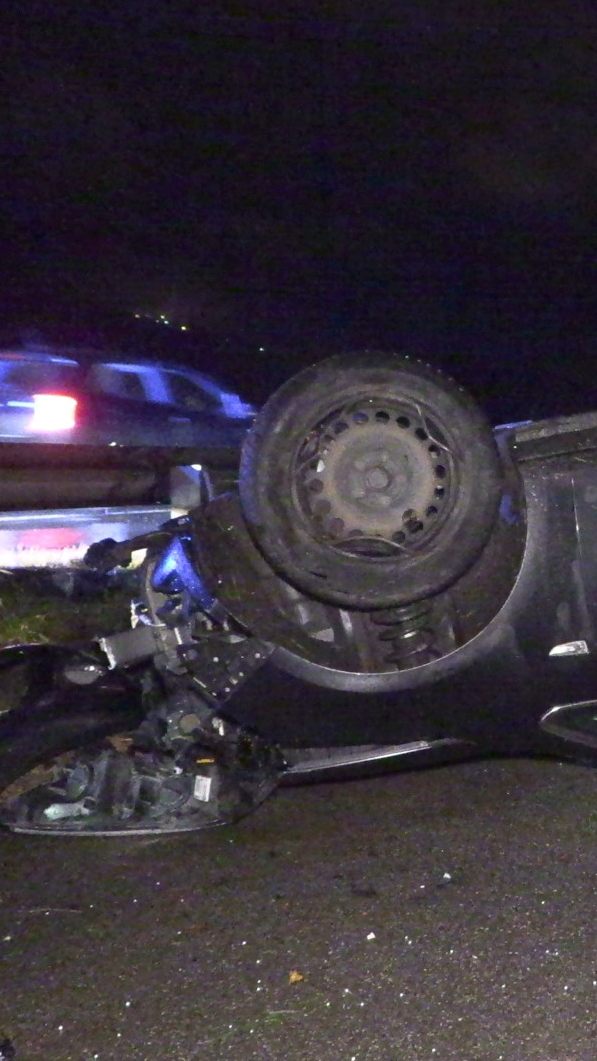 Das Auto kam neben der Fahrbahn zum Stillstand und landete auf dem Dach.