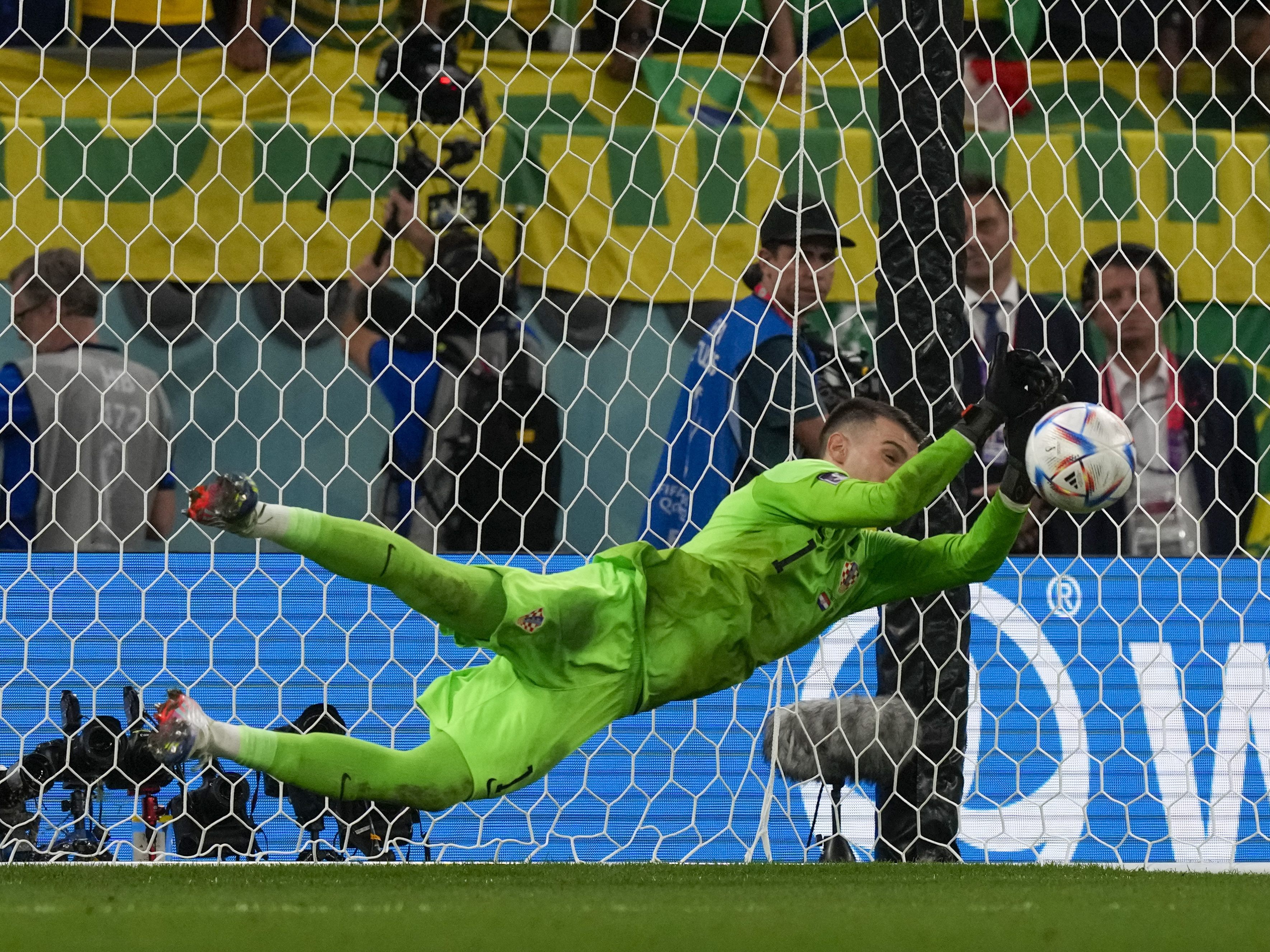Koratiens Schlussmann Dominik Livakovic wurde gegen Brasilien zum Matchwinner. Koratiens Schlussmann Dominik Livakovic wurde gegen Brasilien zum Matchwinner.