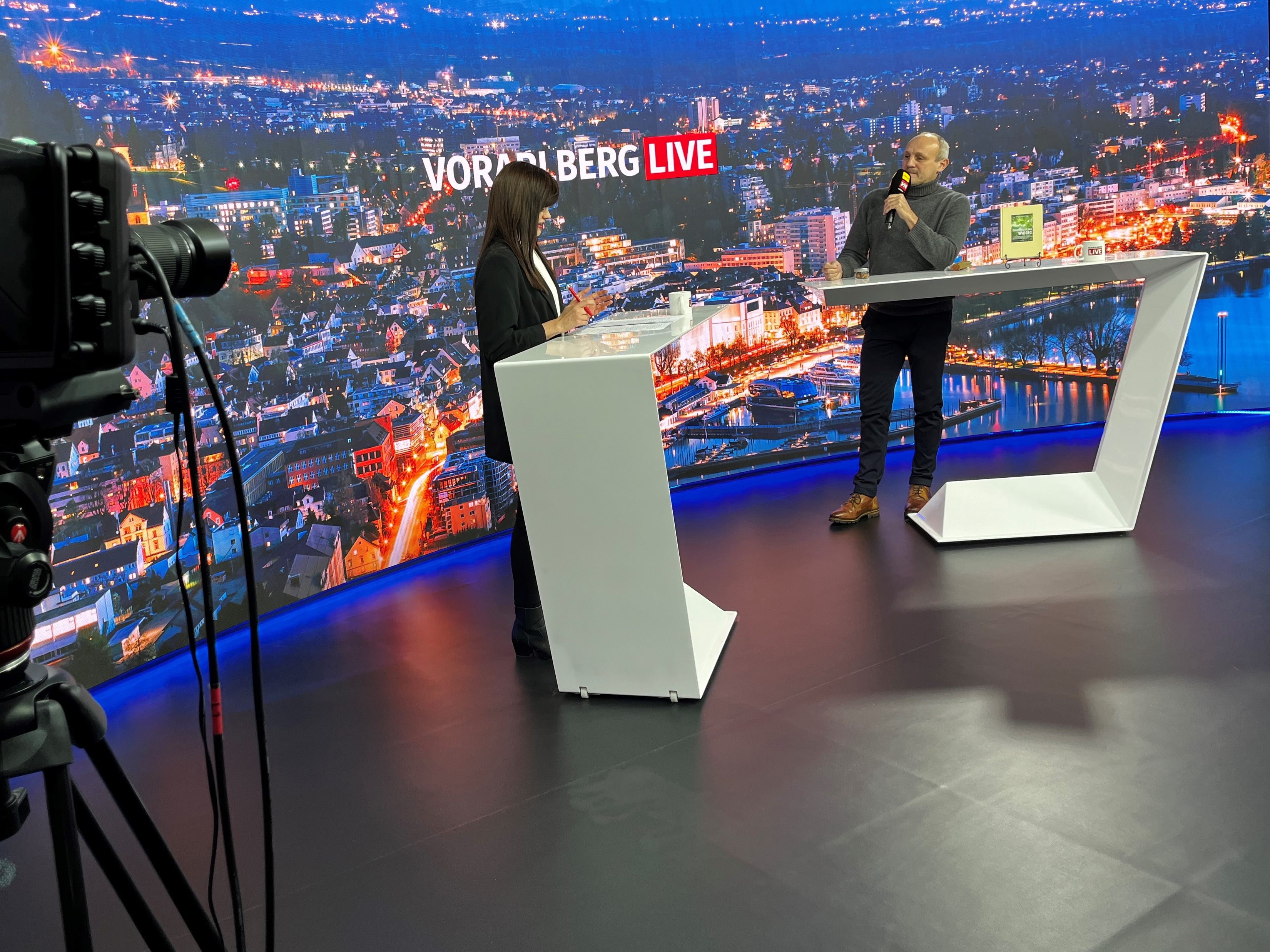 Jürgen-Thomas Ernst (Autor) war am Freitag zu Gast bei "Vorarlberg LIVE". Jürgen-Thomas Ernst (Autor) war am Freitag zu Gast bei "Vorarlberg LIVE".