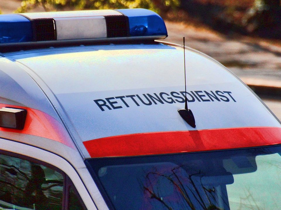 Die verletzten Passanten und die Autofahrerin wurden ins Krankenhaus gebracht. Die verletzten Passanten und die Autofahrerin wurden ins Krankenhaus gebracht.