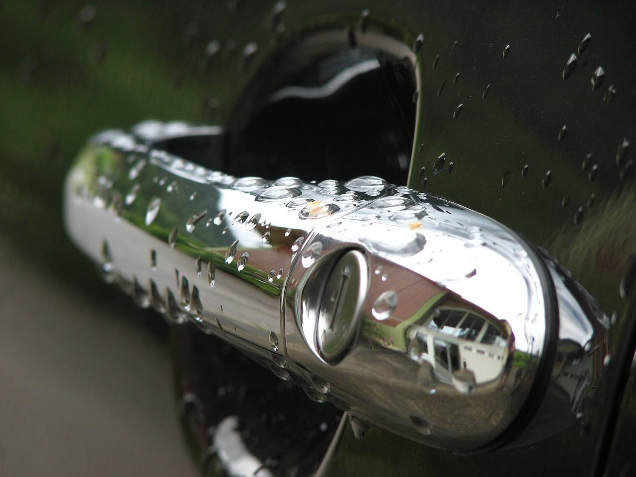 27-Jährige fiel im Burgenland aus einem fahrenden Auto. 27-Jährige fiel im Burgenland aus einem fahrenden Auto.