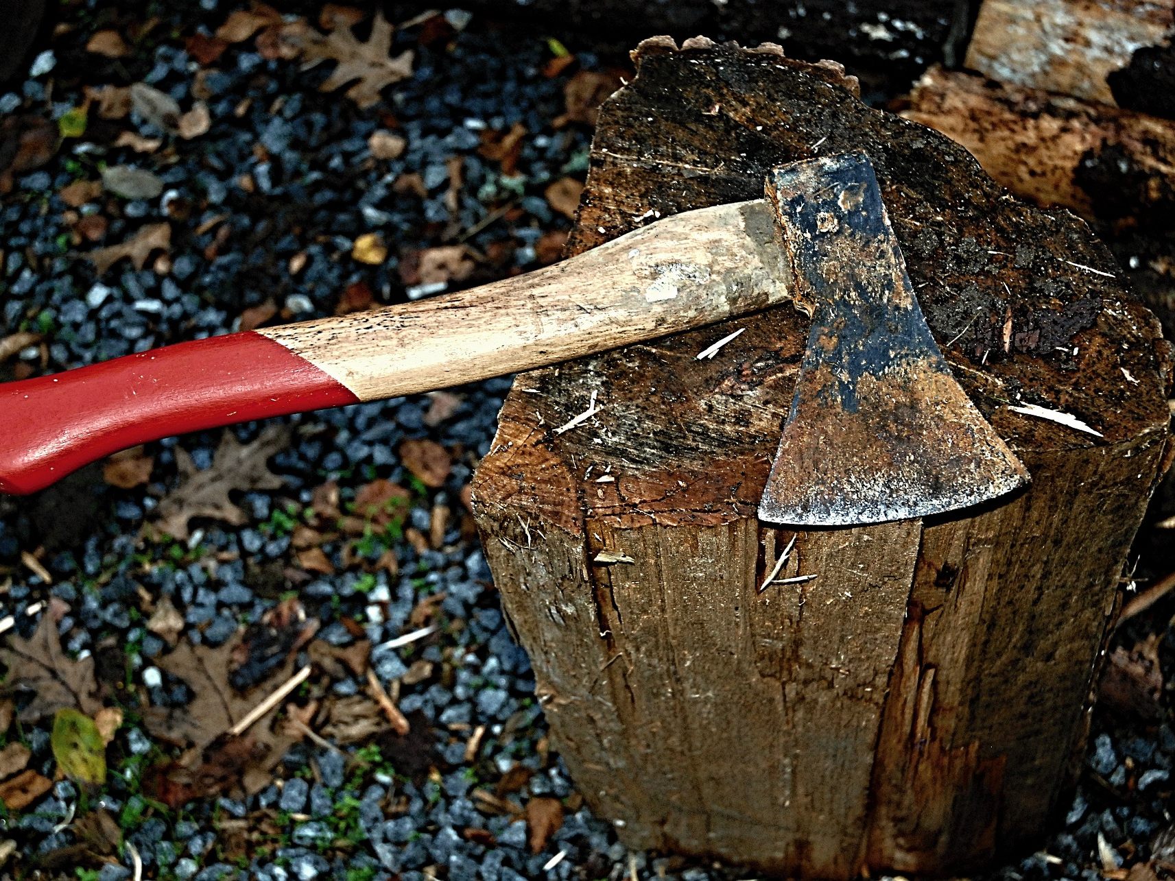 Die unbekannten Täter bedrohten das Opfer mit einem Beil. Die unbekannten Täter bedrohten das Opfer mit einem Beil.