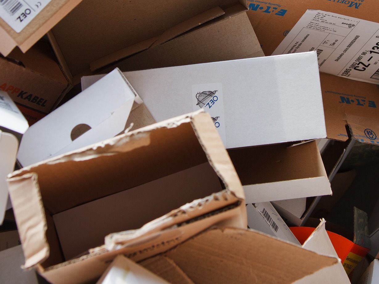 Einem Unbekannten gelang es in der Wiener City Pakete aus dem Dienstfahrzeug eines Zustellers zu stehlen.