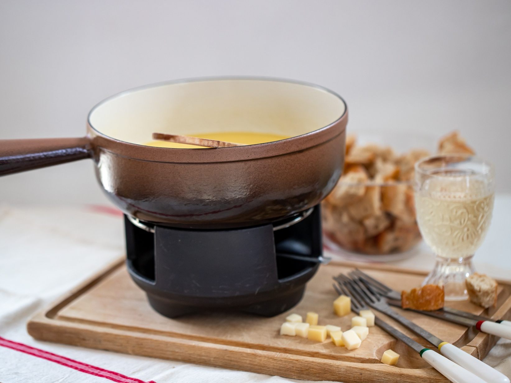 Diese Käsesorten sind am besten für das Silvester-Fondue geeignet. Diese Käsesorten sind am besten für das Silvester-Fondue geeignet.