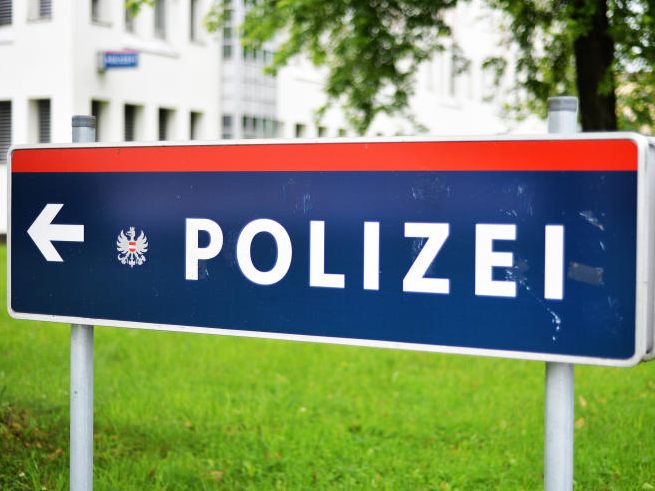 Ein Mann brachte in Wien-Donaustadt gefundene Teiler einer Handgranate in eine Polizeiinspektion. Ein Mann brachte in Wien-Donaustadt gefundene Teiler einer Handgranate in eine Polizeiinspektion.