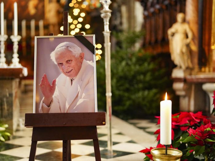Zu dem Tod des ehemaligen Papstes Benedikt XVI. gibt es im Vatikan ein genaues Protokoll zu den Trauerfeierlichkeiten. Zu dem Tod des ehemaligen Papstes Benedikt XVI. gibt es im Vatikan ein genaues Protokoll zu den Trauerfeierlichkeiten.