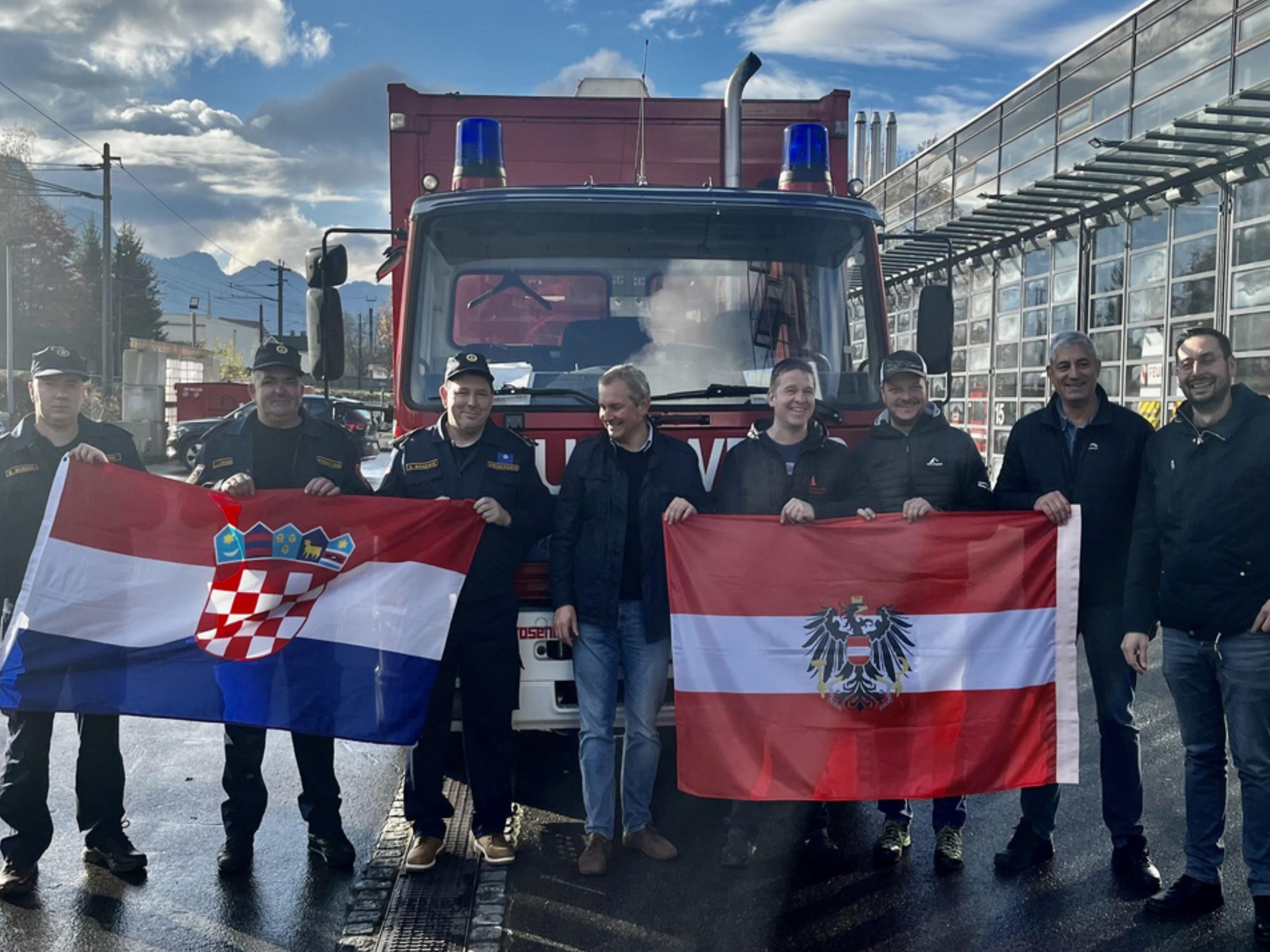 Die Feuerwehrkameraden aus Centingrad und Dornbirn bei der Übergabe des GSF-Fahrzeuges