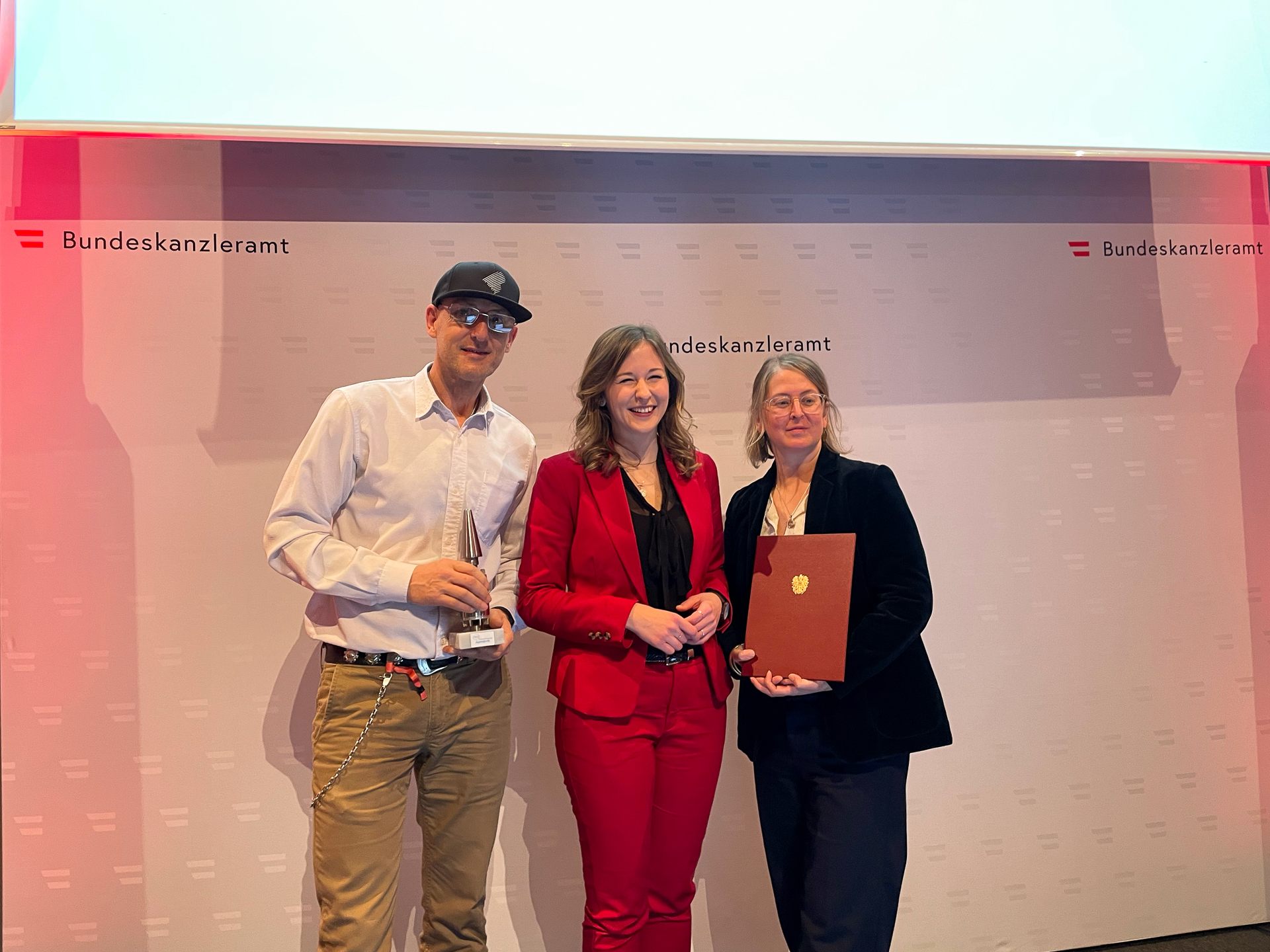 Auszeichnung für die Jugendarbeit des Culture Factor Y in Wien. Roman Zöhrer (links) nimmt gemeinsam mit Alexandra Kremmel (rechts) den österreichischen Jugendpreis von Staatssekretärin Claudia Plakolm (mitte) entgegen. Auszeichnung für die Jugendarbeit des Culture Factor Y in Wien. Roman Zöhrer (links) nimmt gemeinsam mit Alexandra Kremmel (rechts) den österreichischen Jugendpreis von Staatssekretärin Claudia Plakolm (mitte) entgegen.