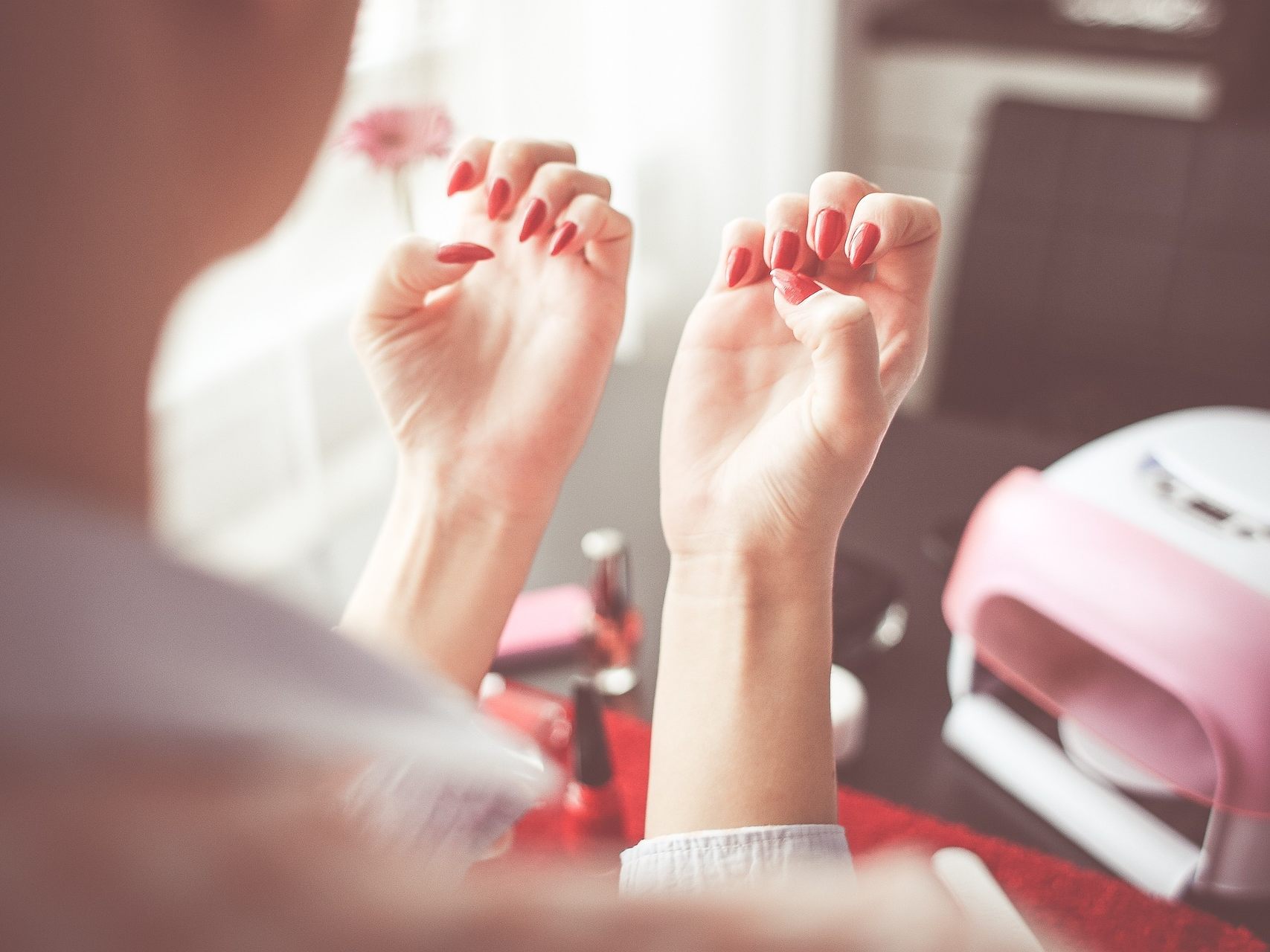 Wir verraten euch drei Blitz-Tipps gegen eingerissene Nagelhaut.