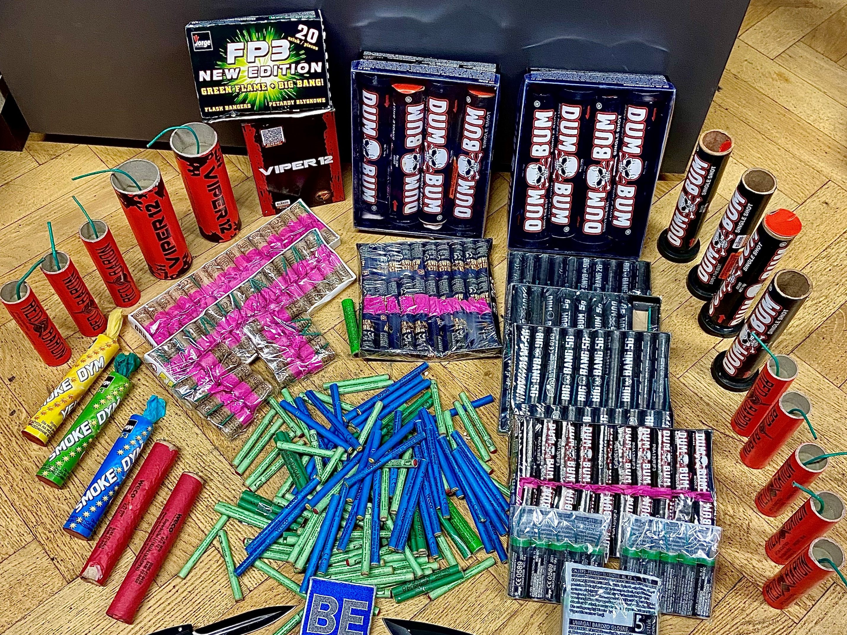 Die Polizei stellte bei einer Kontrolle in Wien-Brigittenau vor Silvester mehrere verbotene Pyro-Gegenstände sicher. Die Polizei stellte bei einer Kontrolle in Wien-Brigittenau vor Silvester mehrere verbotene Pyro-Gegenstände sicher.