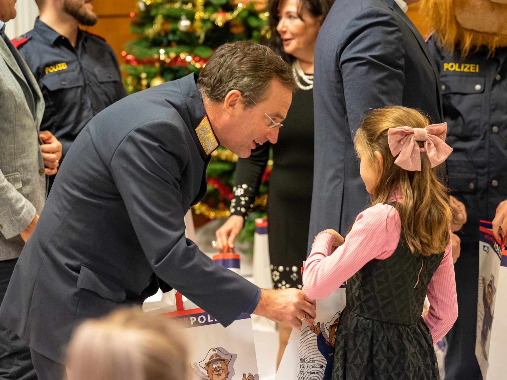 Auch heuer hielt die Landespolizeidirektion Wien eine humorvolle Weihnachtsfeier für Kinder aus SOS-Kinderdörfern.