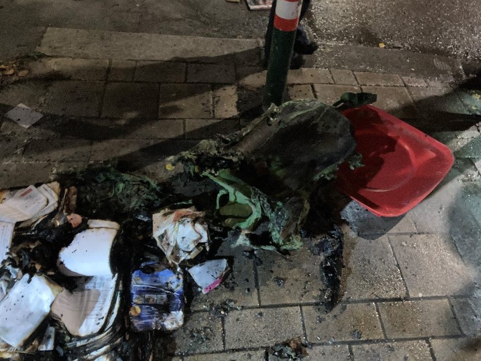 Die beiden Mülltonnen wurden vermutlich mit Fackeln angezündet. Die beiden Mülltonnen wurden vermutlich mit Fackeln angezündet.