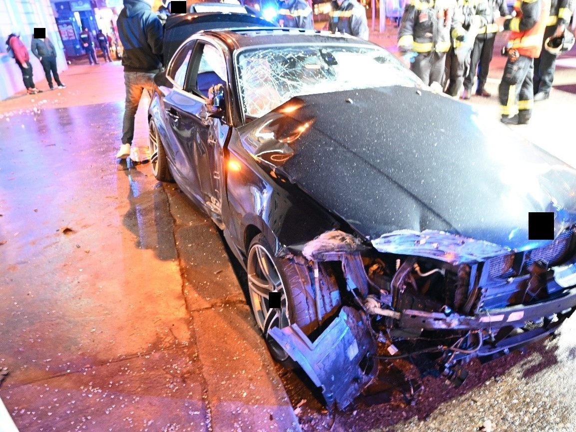 Der BMW-Lenker verlor die Kontrolle und erfasst einen Fußgänger am Wiener Gürtel. Der BMW-Lenker verlor die Kontrolle und erfasst einen Fußgänger am Wiener Gürtel.
