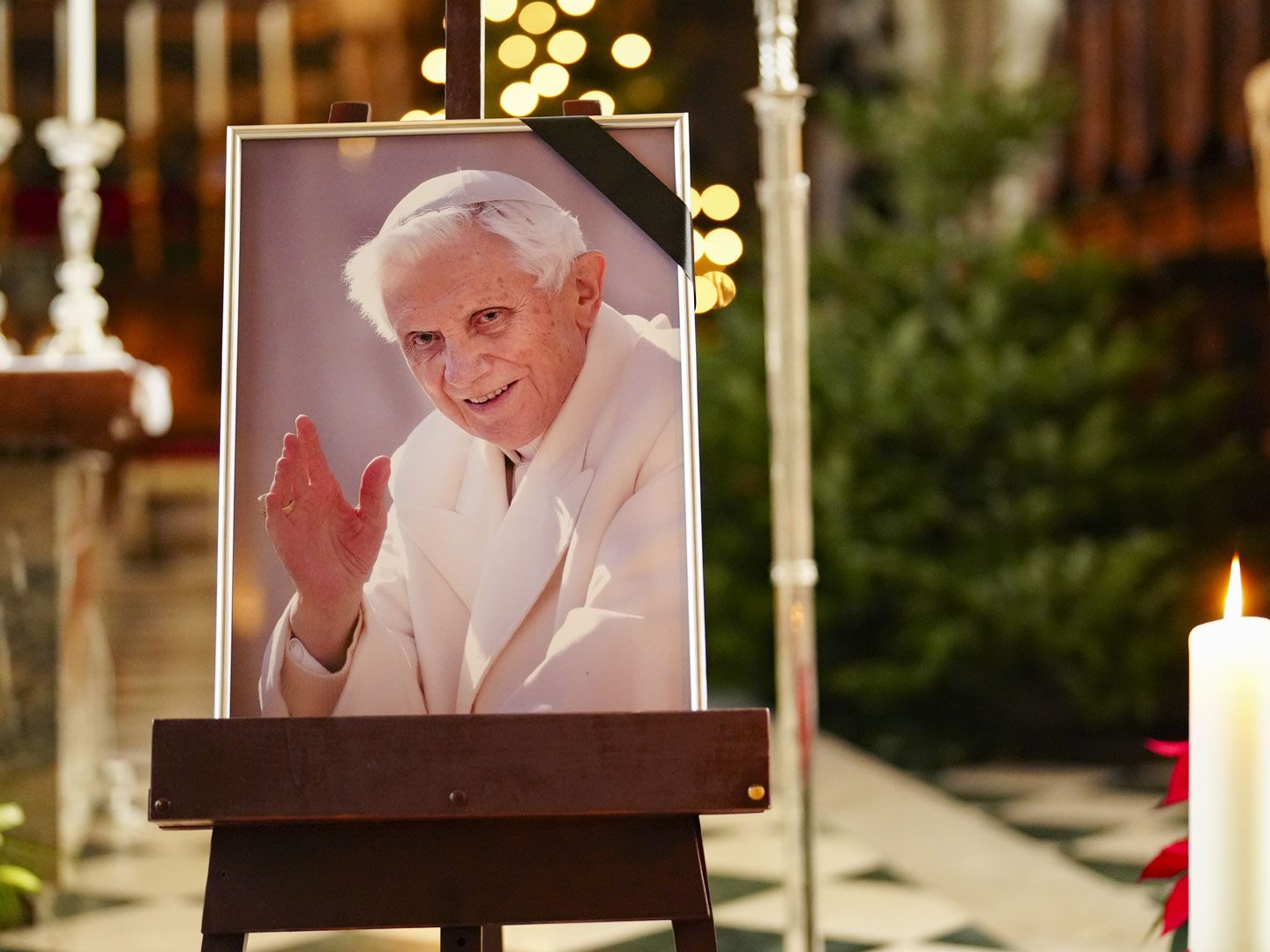 Auch im Wiener Stephansdom wird dem verstorbenen Papst gedacht. Auch im Wiener Stephansdom wird dem verstorbenen Papst gedacht.