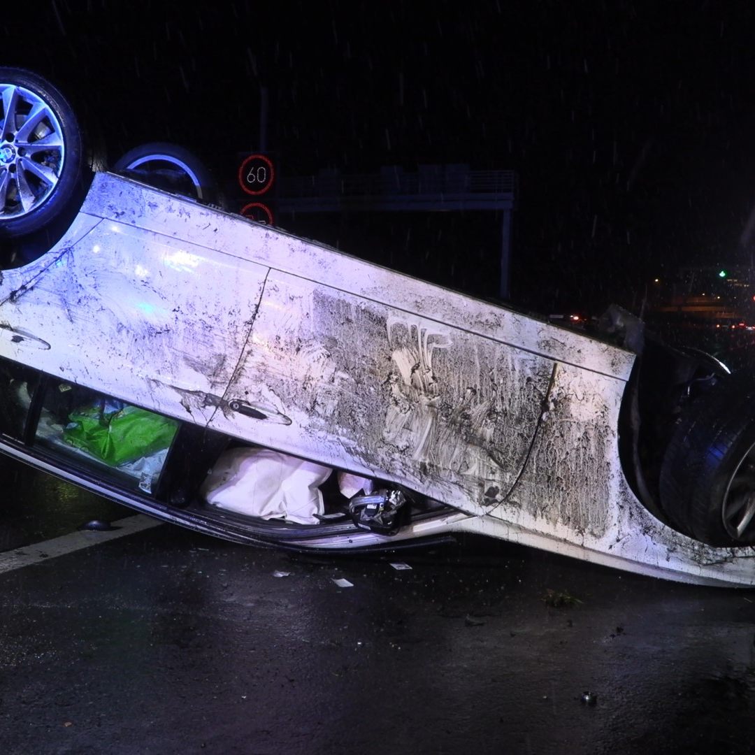 Das Auto überschlug sich und landete auf dem Dach.