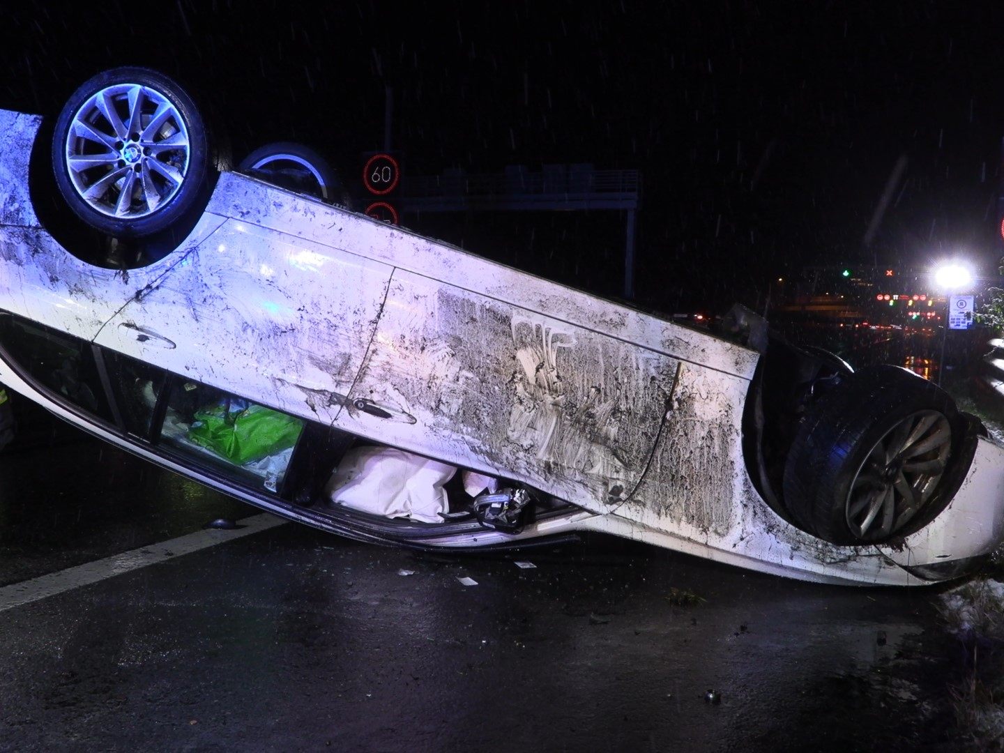 Das Auto überschlug sich und landete auf dem Dach.